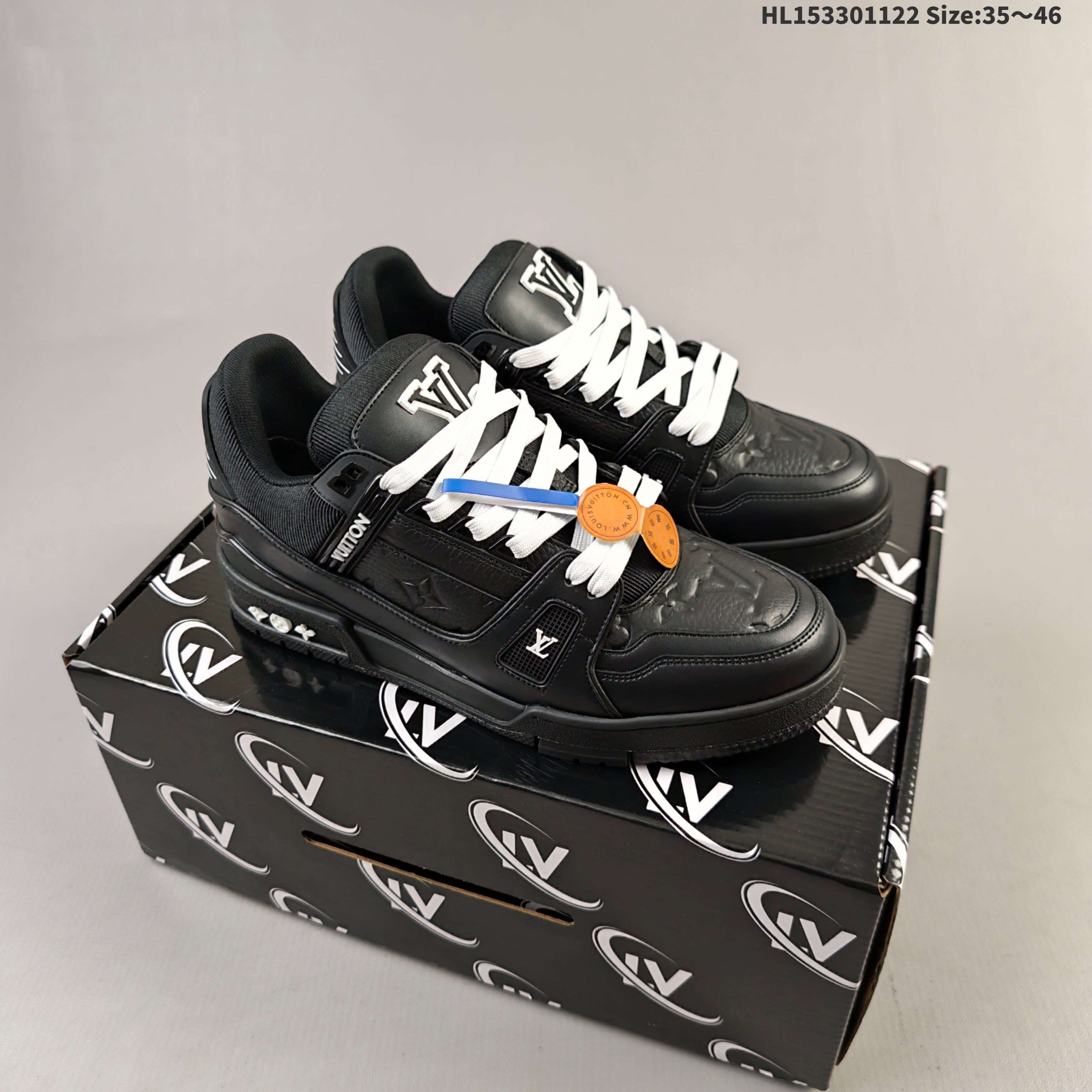 集合 【天花板/Goat版】 本地市场最强版 没有之一的存在💪🏻 Louis Vuitton LV Trainer 系列全新版上架 手里有正品的可以对比下🆚懂货的看细节 ️ 此版品质是市场从未达到的新高度! 整体版型 皮料 牛仔布的色差 压花纹路清晰度 后跟版型等等 都可以自行对比[机智]吊打市场所有货,怒甩十条街的那种,直接来正品对比图🆚,欢迎拿市场各大工厂的货来对比!HL153301122
