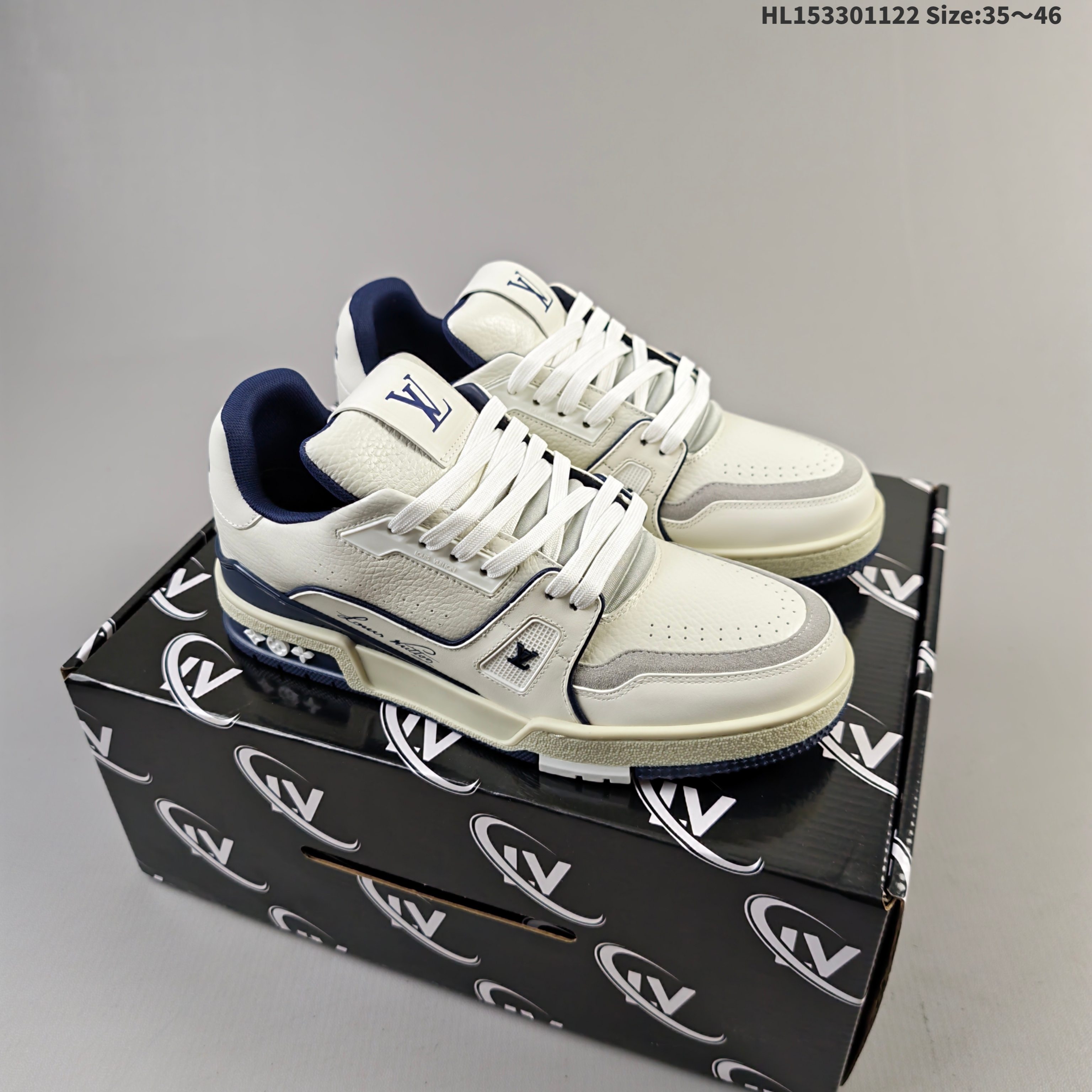 集合 【天花板/Goat版】 本地市场最强版 没有之一的存在💪🏻 Louis Vuitton LV Trainer 系列全新版上架 手里有正品的可以对比下🆚懂货的看细节 ️ 此版品质是市场从未达到的新高度! 整体版型 皮料 牛仔布的色差 压花纹路清晰度 后跟版型等等 都可以自行对比[机智]吊打市场所有货,怒甩十条街的那种,直接来正品对比图🆚,欢迎拿市场各大工厂的货来对比!HL153301122