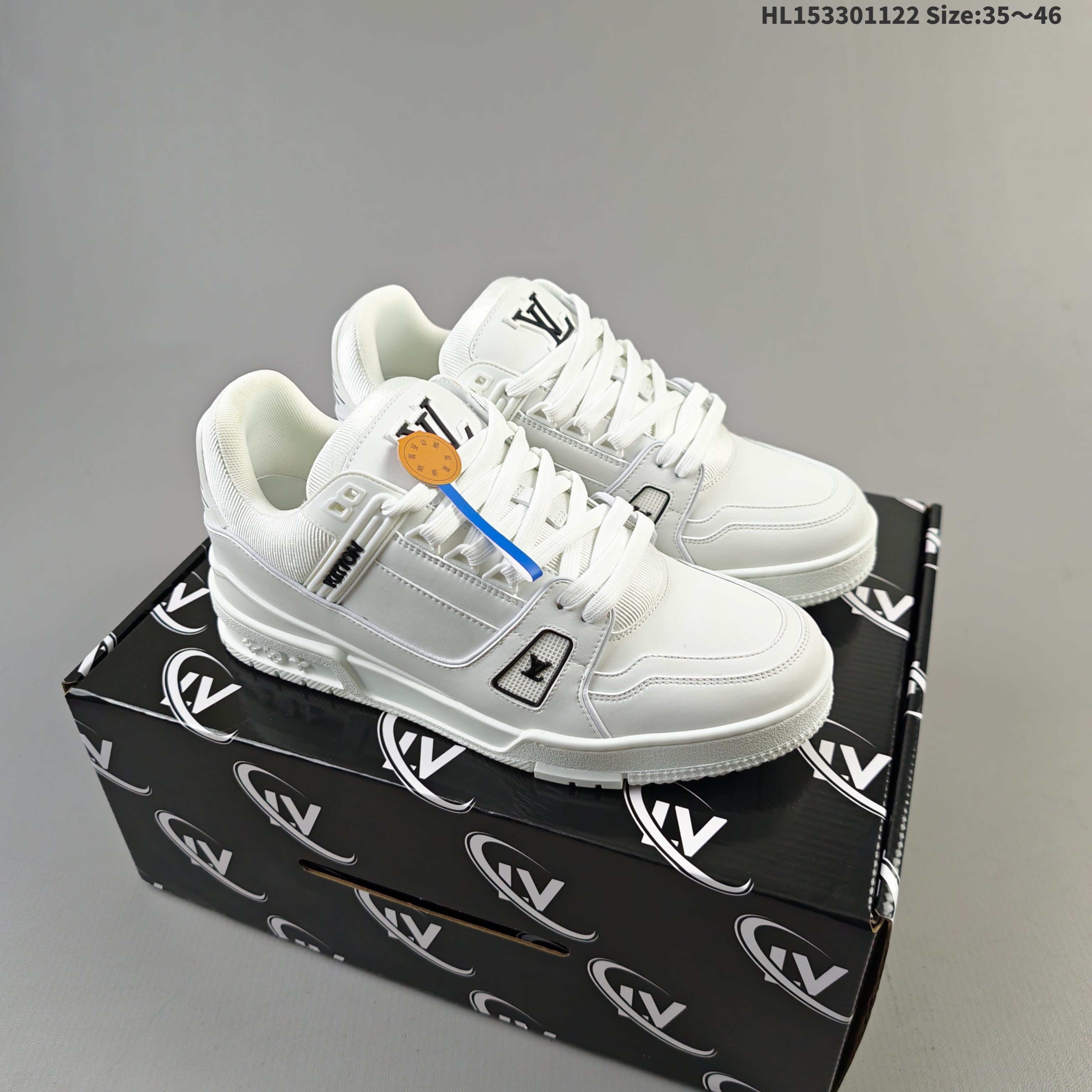 集合 【天花板/Goat版】 本地市场最强版 没有之一的存在💪🏻 Louis Vuitton LV Trainer 系列全新版上架 手里有正品的可以对比下🆚懂货的看细节 ️ 此版品质是市场从未达到的新高度! 整体版型 皮料 牛仔布的色差 压花纹路清晰度 后跟版型等等 都可以自行对比[机智]吊打市场所有货,怒甩十条街的那种,直接来正品对比图🆚,欢迎拿市场各大工厂的货来对比!HL153301122