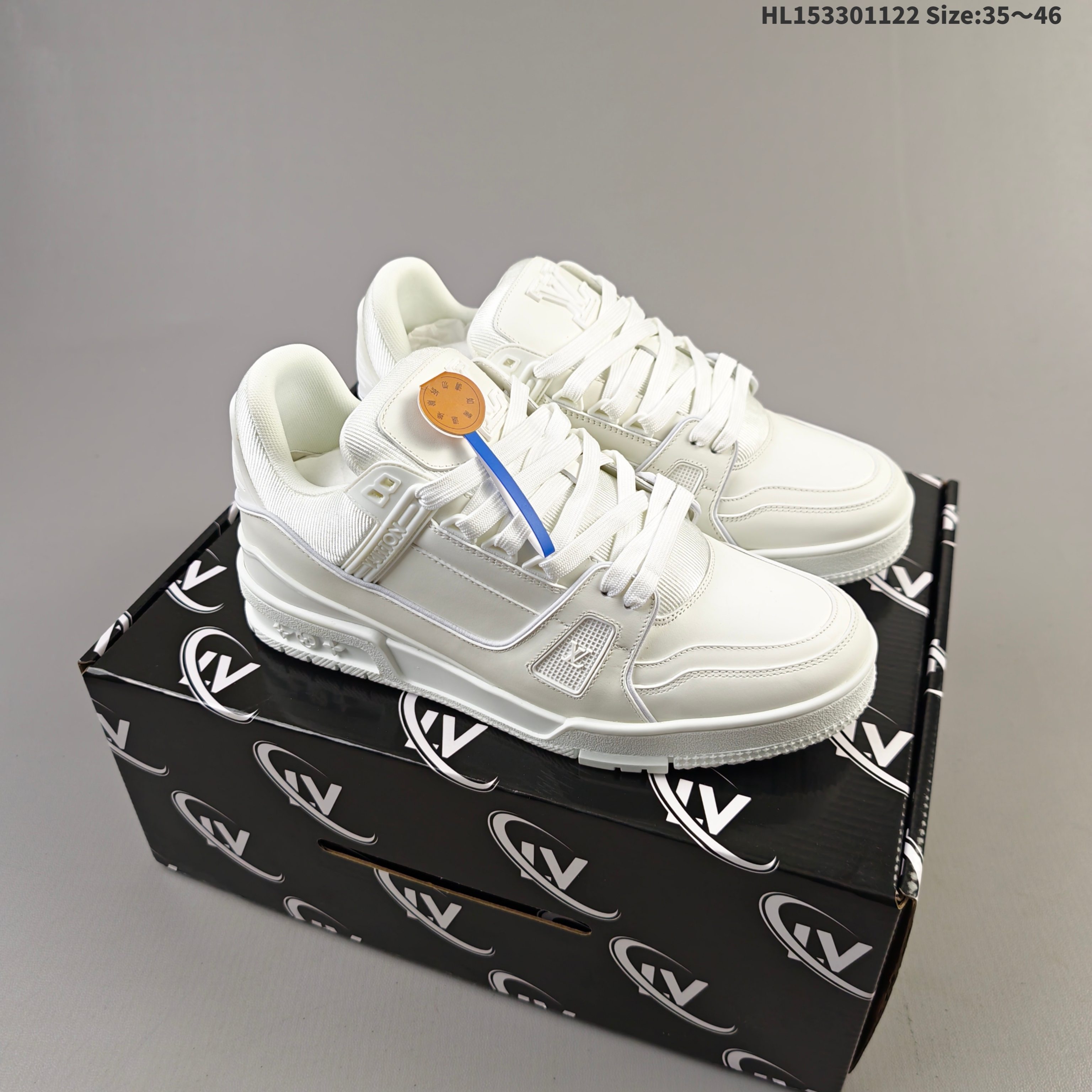集合 【天花板/Goat版】 本地市场最强版 没有之一的存在💪🏻 Louis Vuitton LV Trainer 系列全新版上架 手里有正品的可以对比下🆚懂货的看细节 ️ 此版品质是市场从未达到的新高度! 整体版型 皮料 牛仔布的色差 压花纹路清晰度 后跟版型等等 都可以自行对比[机智]吊打市场所有货,怒甩十条街的那种,直接来正品对比图🆚,欢迎拿市场各大工厂的货来对比!HL153301122
