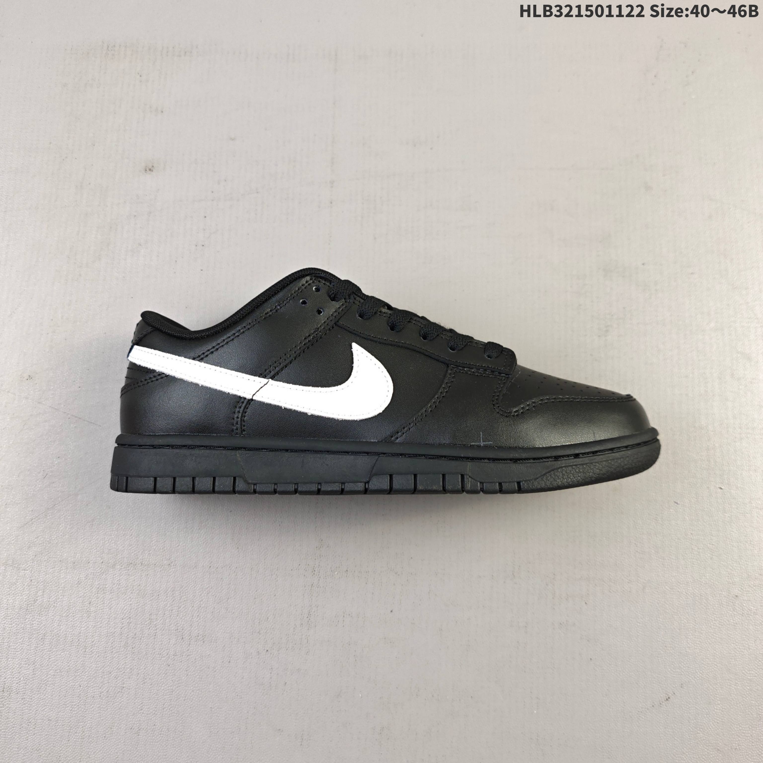 NIKE DUNK SB LOW 全新配色 supreme联名 定制Dunk SB顾名思义,具有经典的Dunk血缘,又注入了更多的时尚元素.相较于普通的Dunk滑板鞋,改良版的Dunk SB加厚了鞋舌的填充,使舒适性大大提升,同时也更方便穿脱;中底部分则加入了脚感柔软舒适Zoom Air气垫,有效吸收滑板等极限运动在落地时带来的冲击力,为街头运动者们提供更好的保护 货号:IO7606 010HLB321501122 B