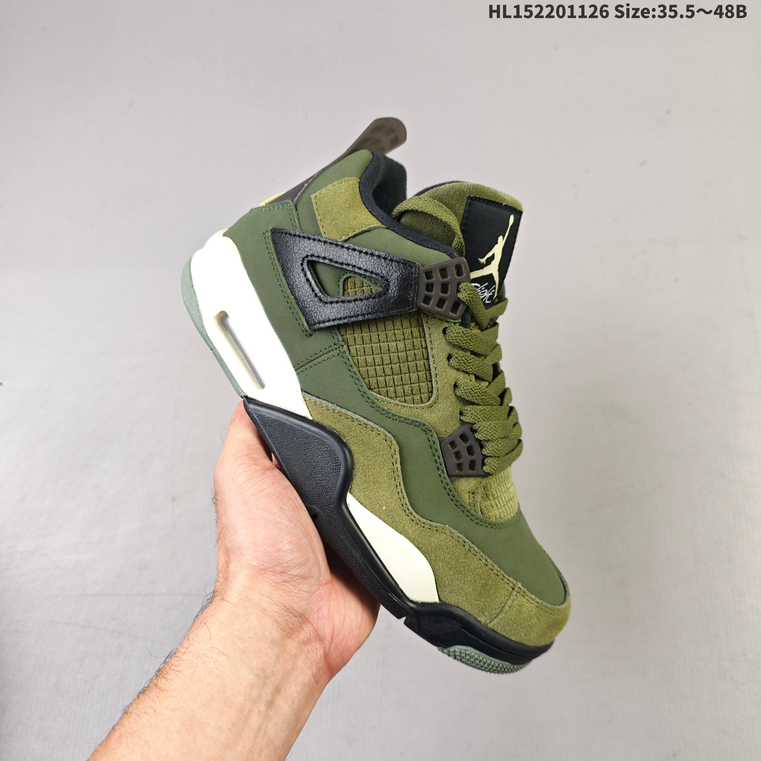 集合💰220 
PK Air Jordan AJ4 Retro "Olive Canvas" 军绿色 FB9927-200 AJ4 乔4耗时半年巨作 全套原纸板楦头开发 原厂特供皮料加持 确保原汁原味 完美呈现四代版型 一比一鞋头弧度高度鞋身弧度 数据细节工艺流程均保持原鞋一致 原厂TPU网格鞋带扣 正确内里网布 菱角分明不变形无多余毛边 柔软性质感一致于原鞋 原厂织唛标 原厂飞人电绣工艺 尾指中部跳三针 独家绑鞋带手法 印刷中底布 四线拉帮 米色美纹纸贴合固定 进口港宝加持 后跟自然饱满 全鞋荧光划线卡点 追求极致完美 每一双都是工艺品 多重QC质检 超越公司货的品控标准 实实在在的免检产品 尺码：35.5 36 36.5 37.5 38 38.5 39 40 40.5 41 42 42.5 43 44 44.5 45 46 47.5 48HL152201126 Size:35.5～48B