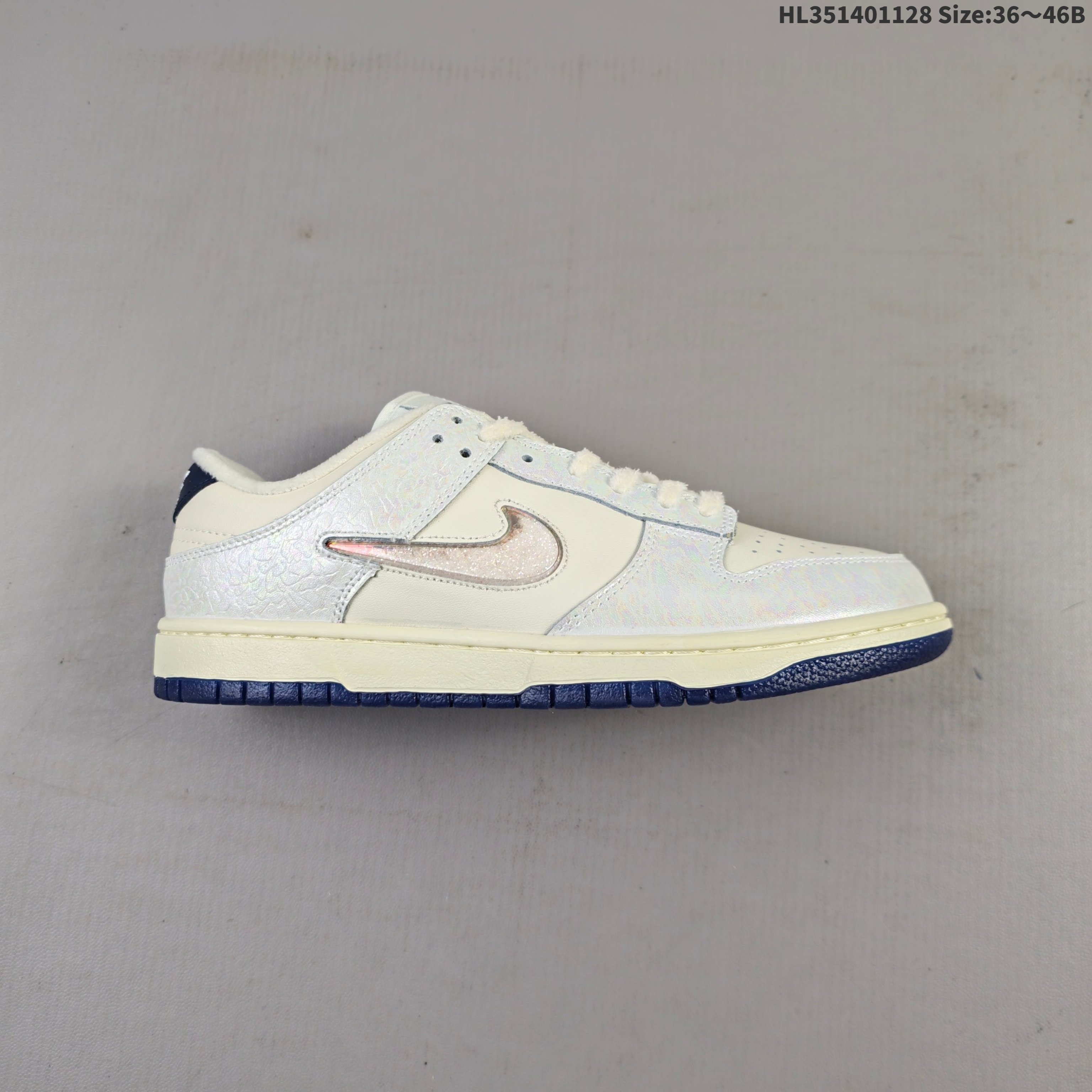 💰140
耐克Nike SB Dunk Low Pro 复古低帮休闲运动滑板板鞋。采用脚感柔软舒适ZoomAir气垫，有效吸收滑板等极限运动在落地时带来的冲击力，为街头运动者们提供更好的保护。
货号：IM6571-027
编码：HL351401128 Size:36～46B