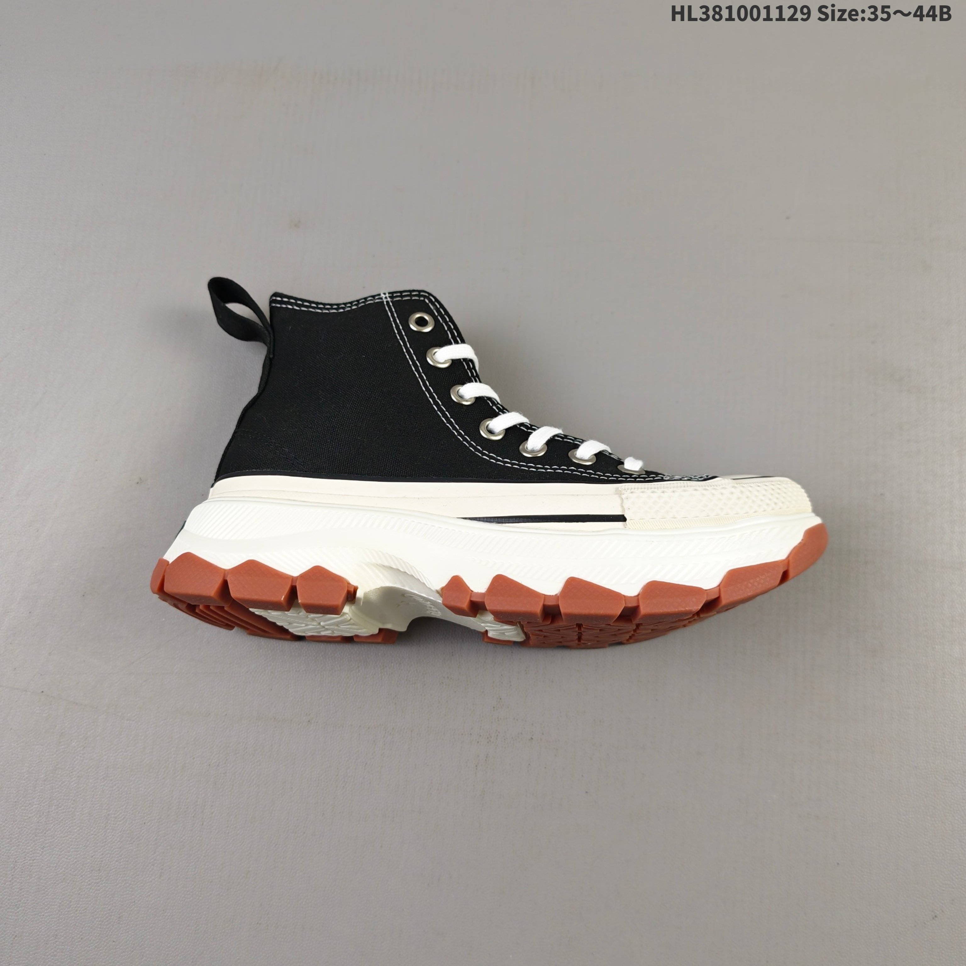 💰100
匡威100周年日本限定米白低帮厚底增高帆布鞋、小个子种草机上线✔️ 谁不买这双鞋我都会伤心的!💔 帆布竟然是软的、打破了匡威的磨脚诅咒。生胶色牛津底很有复古感而且穿上去不是硬底的、是有一点点软的没有想象中那么重
增高效果真是绝了💯 重点是它很显腿长高帮这次反而显腿细!
码数:35—44(36.5 37.5 39.5 41.5 42.5)HL381001129 Size:35~44B