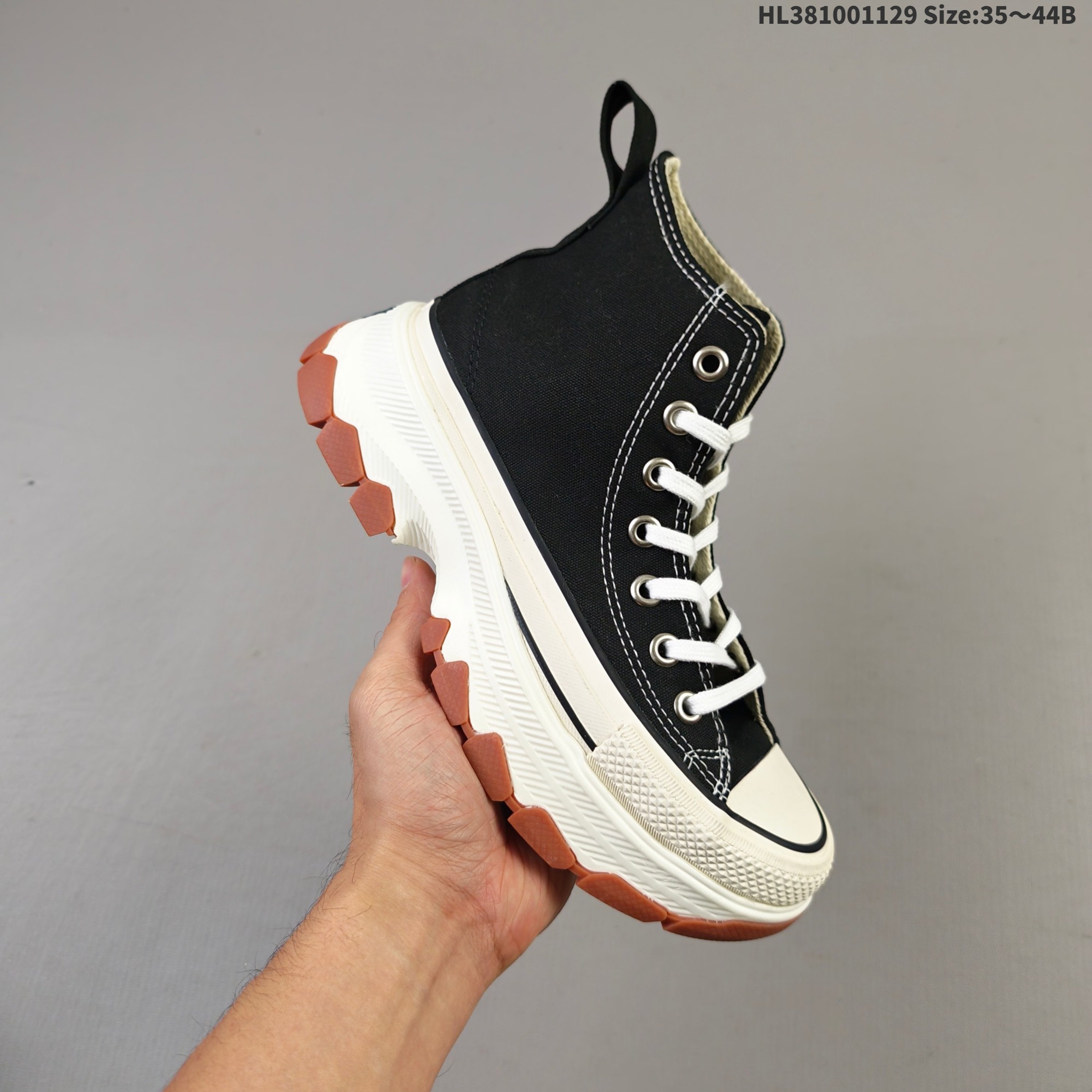 集合💰100
匡威100周年日本限定米白低帮厚底增高帆布鞋、小个子种草机上线✔️ 谁不买这双鞋我都会伤心的!💔 帆布竟然是软的、打破了匡威的磨脚诅咒。生胶色牛津底很有复古感而且穿上去不是硬底的、是有一点点软的没有想象中那么重
增高效果真是绝了💯 重点是它很显腿长高帮这次反而显腿细!
码数:35—44(36.5 37.5 39.5 41.5 42.5)HL381001129 Size:35~44B