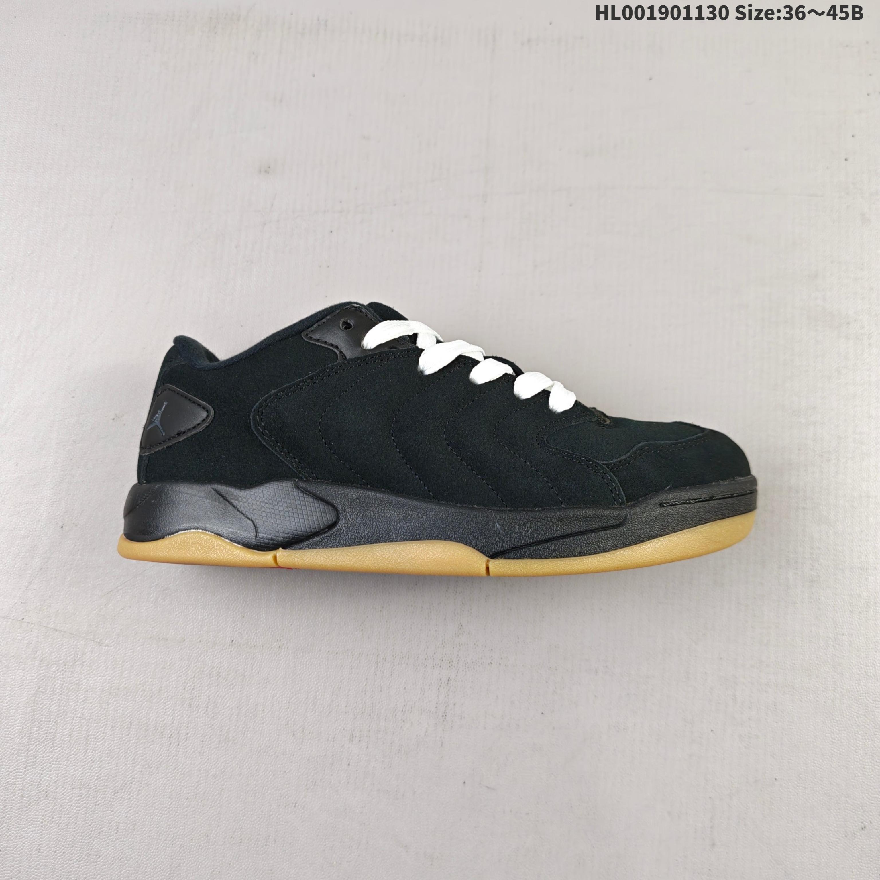 💰190
头层带半码
Air Jordan Session Low 低帮 黑色 男女同款 乔丹篮球鞋系列 从滑板运动汲取设计灵感，融合篮球元素，根植街头文化，打造出焕新外观，尽显纯正Jordan风范。柔软翻毛皮鞋面，塑就优质外观，彰显复古韵味；整体造型还原90年代滑板鞋主流的面包轮廓，麂皮材质鞋身内衬进行了加厚设计，鞋面上Jumpman Logo采用灰色点缀，后跟外露的EVA，后跟侧身点缀Jumpman Logo，低调干练；最后以黑色中底搭配生胶色橡胶外底及红色Jumpxman Logo完善整体设计收尾。
货号：IB3731-001
尺码：36 36.5 37.5 38 38.5 39 40 40.5 41 42 42.5 43 44 44.5 45HL001901130 Size:36～45B0
