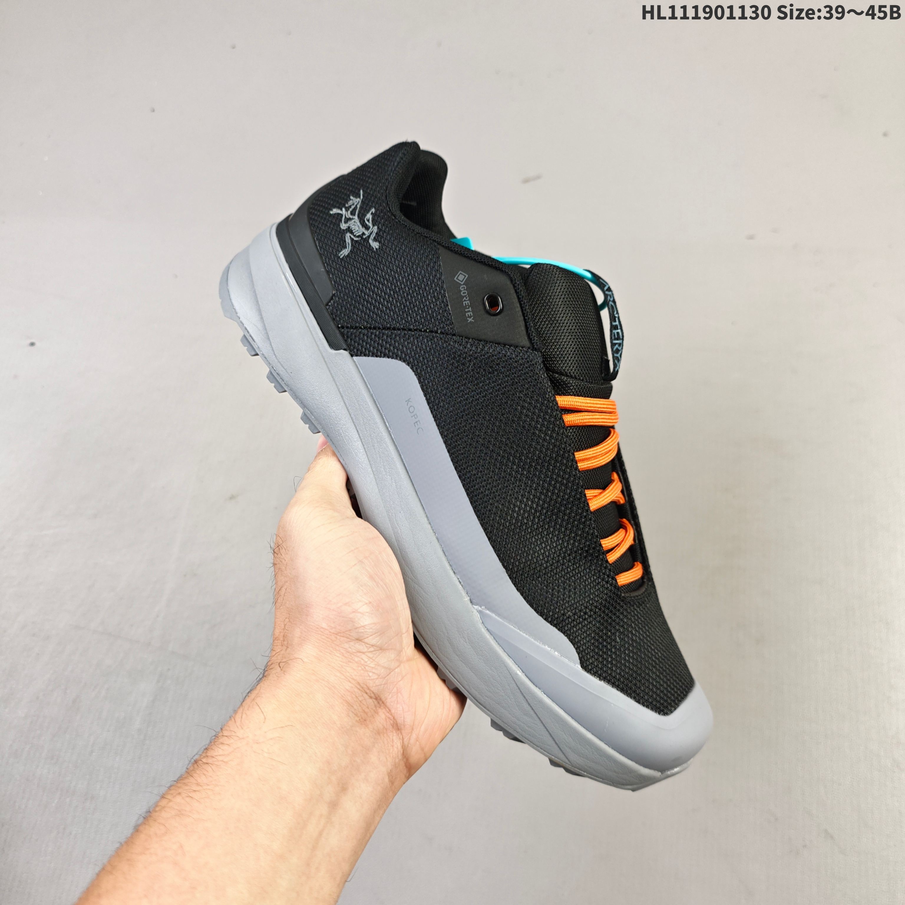 集合 始祖鸟 男子跑步鞋,助你从容应对不良天气,在偏僻小径无拘畅行.强劲抓地力搭配你挚爱的缓震舒适脚感,结合改进版中足结构,铸就稳固柔缓的支撑效果.防水鞋面助你从容应对不良天气,在崎岖小路上勇往直前.别让天气阻挡你前进的脚步,系上鞋带,挑战不良天气.GORE-TEX 层有效应对不良天气,令双足保持干爽.鞋口处加设防护,减少碎片进入鞋内.中足采用固定带系统,赋予双足稳固支撑感受,助你坚持攻克艰难旅途.橡胶外底采用冲击波纹路,灵感源于自行车轮胎,塑就疾速造型.块状设计铸就强劲抓地力,让你轻松奔驰于小径和公路之间.后跟和鞋头提供额外抓地力,助你在上下坡时保持平稳.始祖鸟 React 技术采用轻盈耐穿泡绵打造,铸就出众回弹的顺畅迈步体验.全掌设计,为你征服崎岖路况提供稳定性.传统鞋口和鞋舌设计,带来经典 Pegasus 外观后跟添加提拉设计,易于穿脱 货号:071244-400237 编码:HL111901130 B