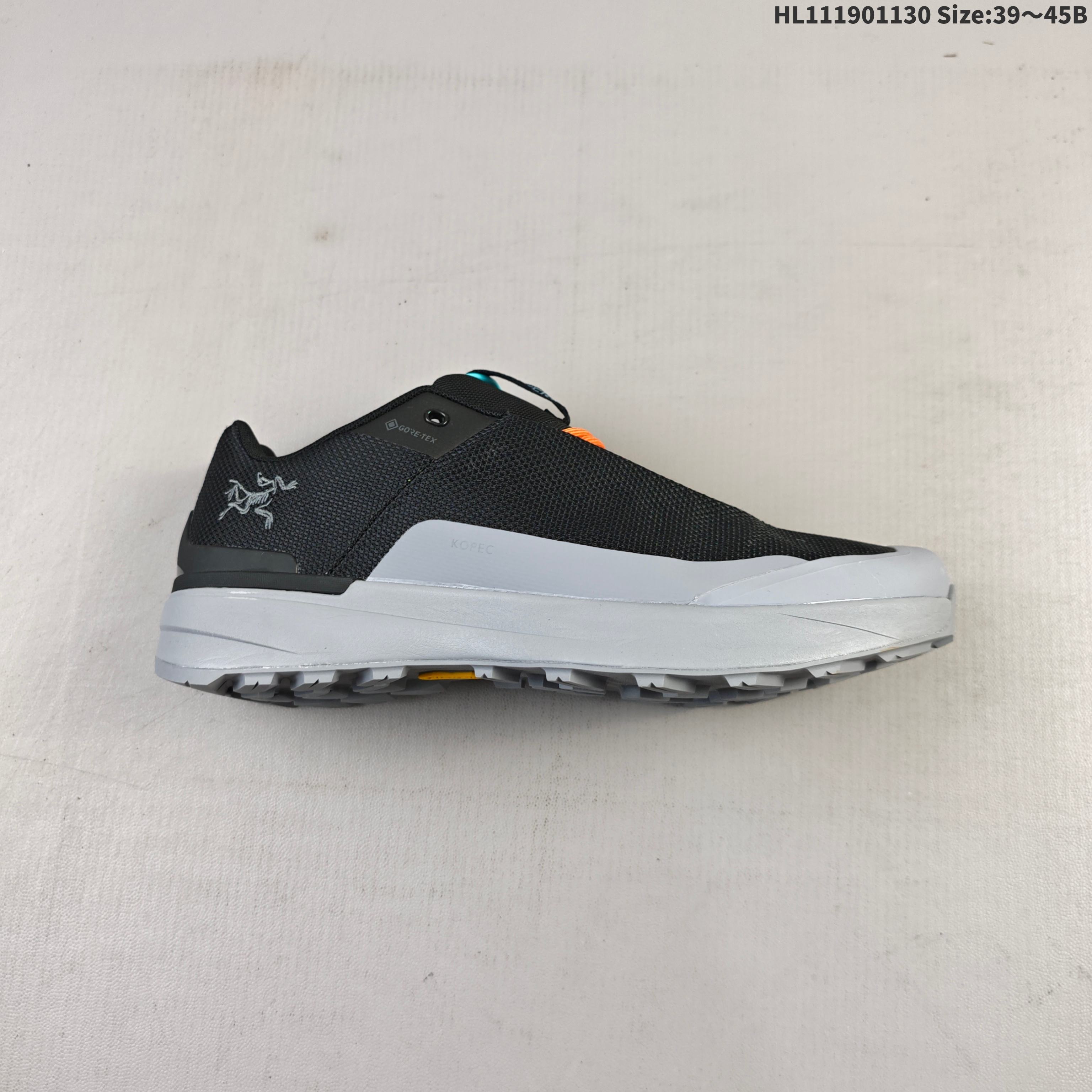 始祖鸟 男子跑步鞋,助你从容应对不良天气,在偏僻小径无拘畅行.强劲抓地力搭配你挚爱的缓震舒适脚感,结合改进版中足结构,铸就稳固柔缓的支撑效果.防水鞋面助你从容应对不良天气,在崎岖小路上勇往直前.别让天气阻挡你前进的脚步,系上鞋带,挑战不良天气.GORE-TEX 层有效应对不良天气,令双足保持干爽.鞋口处加设防护,减少碎片进入鞋内.中足采用固定带系统,赋予双足稳固支撑感受,助你坚持攻克艰难旅途.橡胶外底采用冲击波纹路,灵感源于自行车轮胎,塑就疾速造型.块状设计铸就强劲抓地力,让你轻松奔驰于小径和公路之间.后跟和鞋头提供额外抓地力,助你在上下坡时保持平稳.始祖鸟 React 技术采用轻盈耐穿泡绵打造,铸就出众回弹的顺畅迈步体验.全掌设计,为你征服崎岖路况提供稳定性.传统鞋口和鞋舌设计,带来经典 Pegasus 外观后跟添加提拉设计,易于穿脱 货号:071244-400237 编码:HL111901130 B