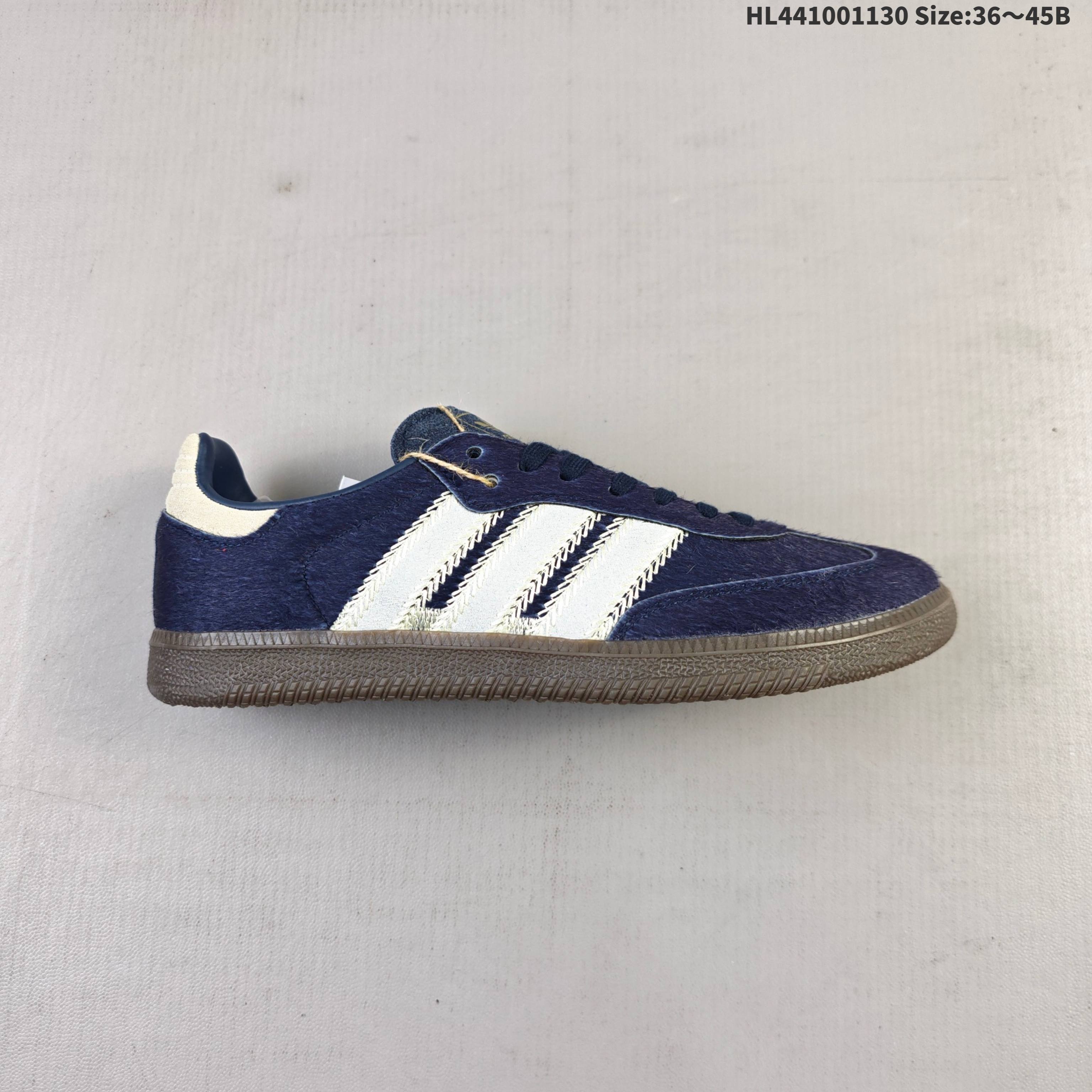 Adidas三叶草SAMBA OG W休闲板鞋 该鞋款鞋面采用多种材料拼接德训 Superstar系列又备受众多滑板爱好者的青睐 这款Superstar经典鞋 沿用50年来的贝壳鞋头样式 继往开来 采用皮革鞋面和浑厚全包大底设计 烫金徽标伴你在滑板上留下“流星”般绚丽的轨迹 官方货号: JS3934 HL441001130 B