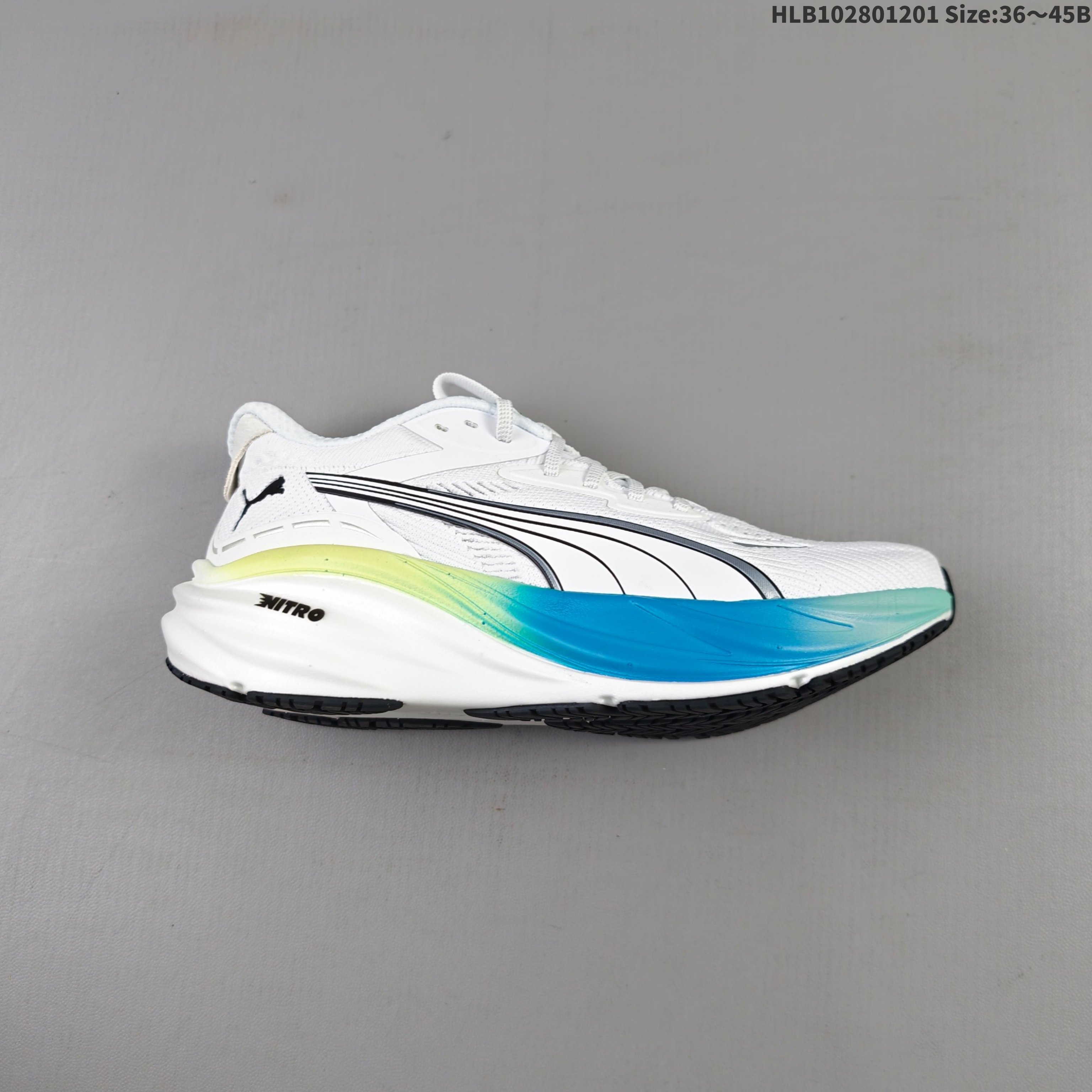 纯原✅PUMA Deviate NITRO 3 彪马 缓震训练跑鞋透气 舒适防滑耐磨 低帮 休闲跑步鞋 大底采用的是PUMA的大底PUMAGRIP 在任何条件下都能提供出色的控制力和抓地力 工程网眼的鞋面 舒适贴脚 鞋面上部使用大网眼设计增加透气性 半角撑鞋舌并使用小面积的泡棉 除了鞋舌上的泡棉之外 鞋跟和脚踝周围也有相当多的泡棉 这提高了鞋子的舒适性 锁定性和脚跟的安全性 货号:311046-07 ID:HLB102801201 B