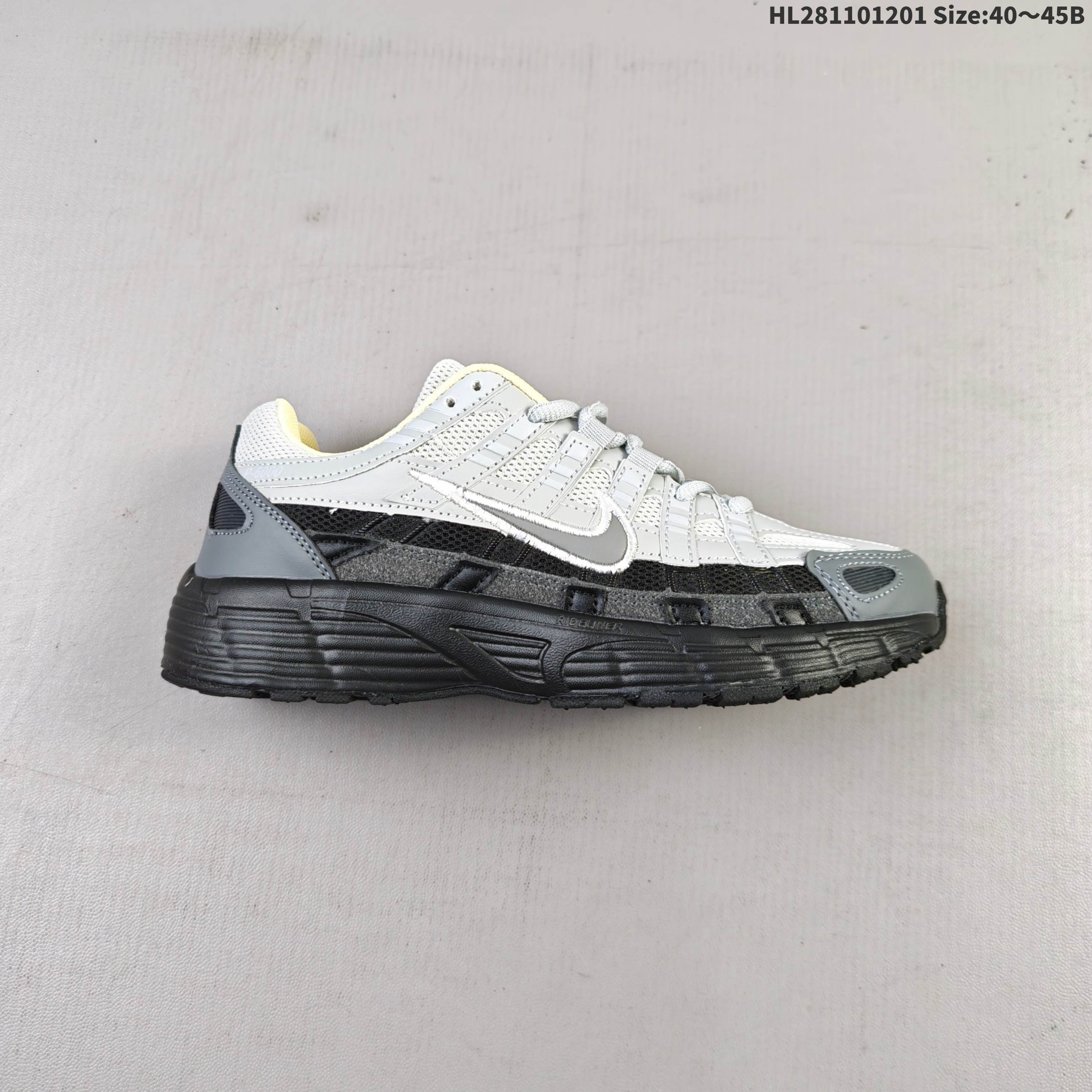耐克(NIKE)男女子休闲运动鞋P-6000Premium 轻便舒适透气防滑缓震耐磨跑步鞋.P-6000 是一款植根于 2000 年代风格的混合款式,让人想起去年再次流行的 Zoom Vomero 5.采用透气网眼布搭配皮革和合成材质覆面,再现 21 世纪早期鞋款外观.活力配色打造时尚外观和运动美学,结合泡棉缓震配置,缔造非凡舒适的日常穿着体验.皮革、织物与合成材质组合鞋面,打造舒适支撑效果.沿袭 Nike Pegasus 25 和 Nike Pegasus 2006 的复古设计风格,泡棉中底,轻盈缓震,缓震鞋垫,带来舒适的足底体验,橡胶外底,铸就非凡抓地力. 货号:BV1021 007 编码:HL281101201 B
