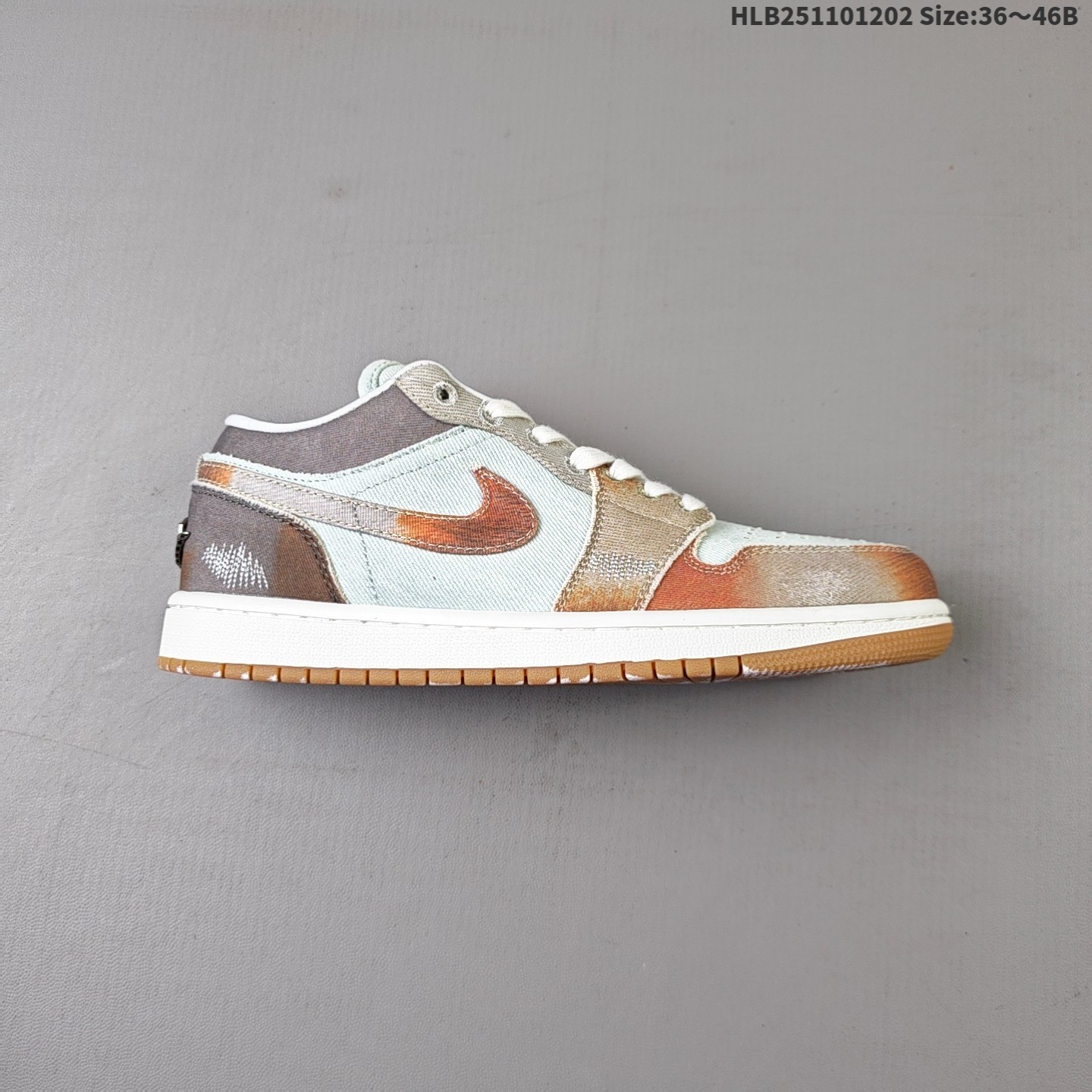 特价💰110
Air Jordan 1 Low SE "Multi-Color Distressed" 低帮 做旧蓝棕 AJ1 乔丹1代 aj1 乔1 低邦 蓝棕 乔丹篮球鞋系列 近日，Jordan又为我们带来一款极具创新的Air Jordan 1 Low ，将经典鞋款推向全新境界。这款AJ1摒弃了传统皮革材质，转而采用毛边帆布面板与做旧细节，营造出自然磨损的复古质感。棕、橙、灰等大地色调的覆面与泼墨般的斑驳印记形成鲜明对比，赋予球鞋粗犷的街头风格。设计亮点还包括鞋跟处闪耀的Wings Logo标志和鞋舌上的金属Jumpzman Logo标识；鞋身两侧Swoosh Logo采用棕色点缀，搭配经粉尘刷痕处理的生胶外底，完美呼应整体复古设计主题，这些细节共同营造出「上脚即穿出岁月感」的独特视觉效果。
货号：IM6664-991
尺码：36 36.5 37.5 38 38.5 39 40 40.5 41 42 42.5 43 44 44.5 45 46HLB251101202 Size:36～46B
