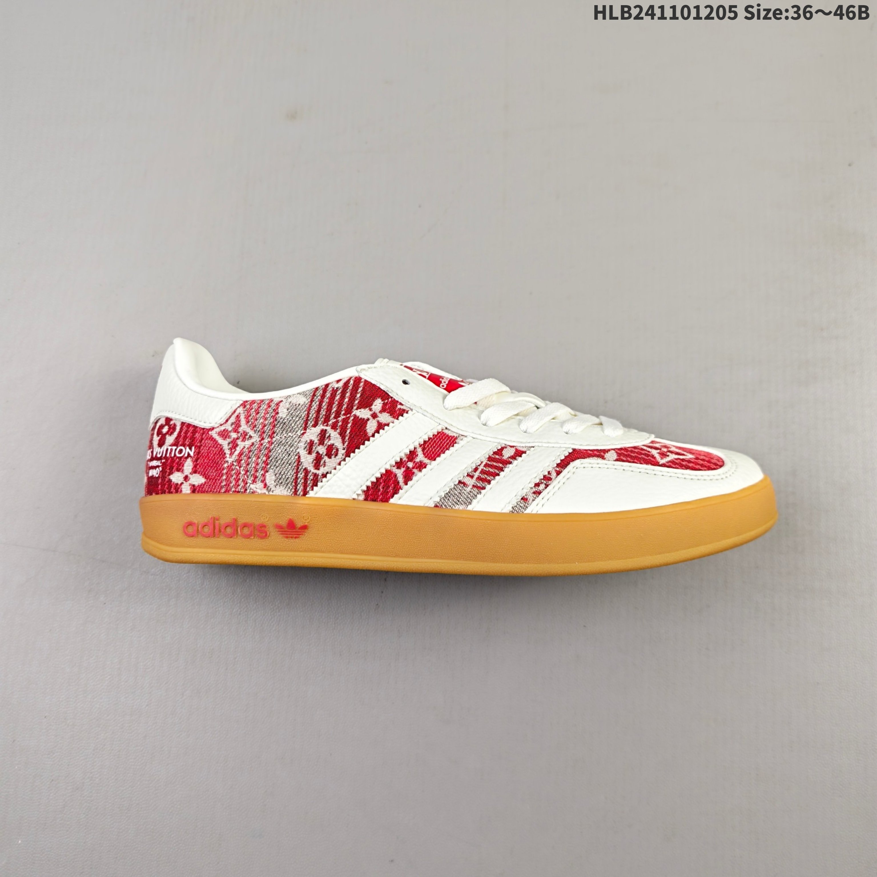 SAMBA OG x Louis Vuitton LV联名-白灰红牛仔 该鞋款鞋面采用多种材料拼接(缝/车线) Superstar系列又备受众多滑板爱好者的青睐这款Superstar经典鞋 沿用50年来的贝壳鞋头样式 继往开来采用皮革鞋面和浑厚全包大底设计烫金徽标伴你在滑板上留下“流星”般绚丽的轨迹 货号: SC9207 734 HLB241101205 B