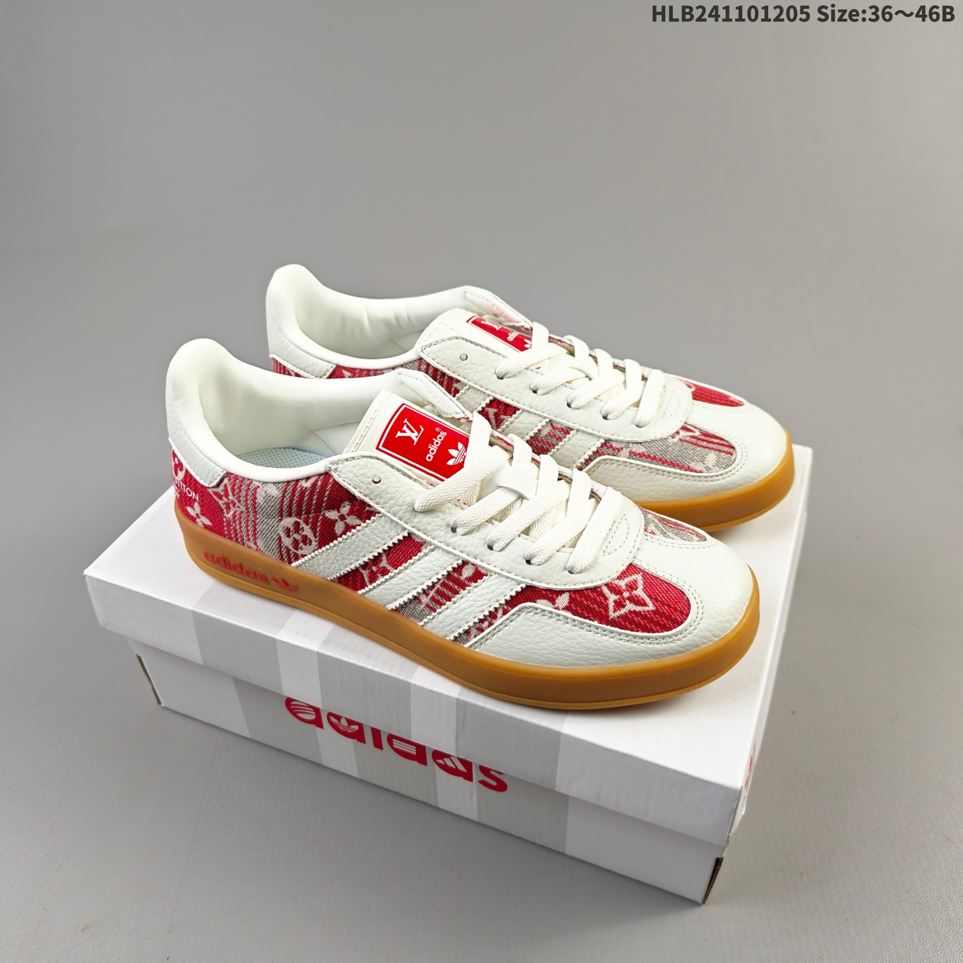 集合 SAMBA OG x Louis Vuitton LV联名-白灰红牛仔 该鞋款鞋面采用多种材料拼接(缝/车线) Superstar系列又备受众多滑板爱好者的青睐这款Superstar经典鞋 沿用50年来的贝壳鞋头样式 继往开来采用皮革鞋面和浑厚全包大底设计烫金徽标伴你在滑板上留下“流星”般绚丽的轨迹 货号: SC9207 734 HLB241101205 B