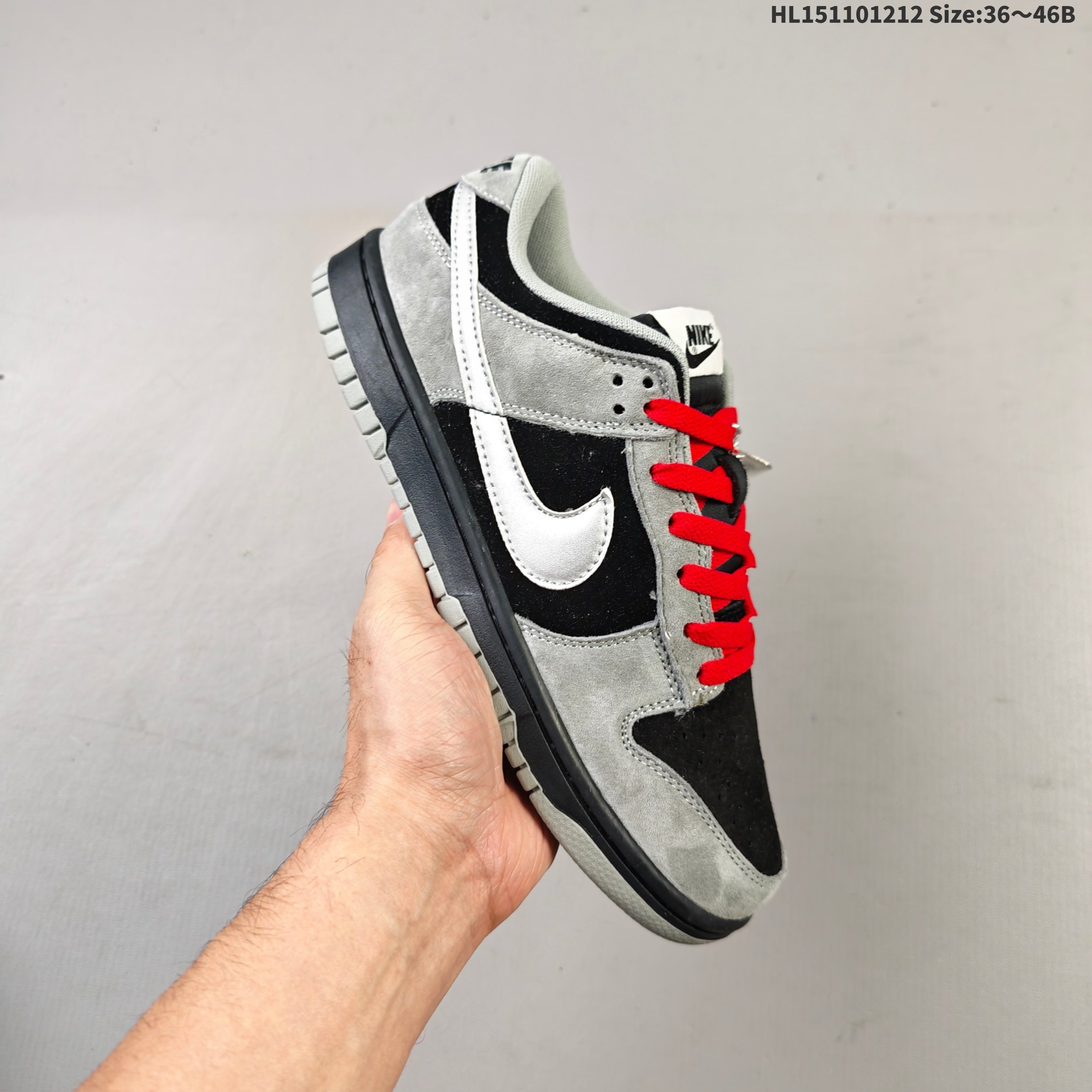 集合 耐克大友克洋联名Otomo Katsuhiro x Nk SB Dunk Low "Steamboy OST" 著名漫画大师-大友克洋低帮运动休闲板鞋 阿根廷冠军.蒸汽少年摩卡板鞋,配色以主人公雷为基调浓重的怀旧味道秋冬专属配色鞋身整体采用麂皮材质打造以摩卡为主色调.鞋身的框架以及Swoosh处拼接而成.鞋带、鞋身整体视觉效果十分亮眼,鞋底采用白色中底搭配深色外底呈现,为整个设计收尾. 货号:FF0918-011 HL151101212 B