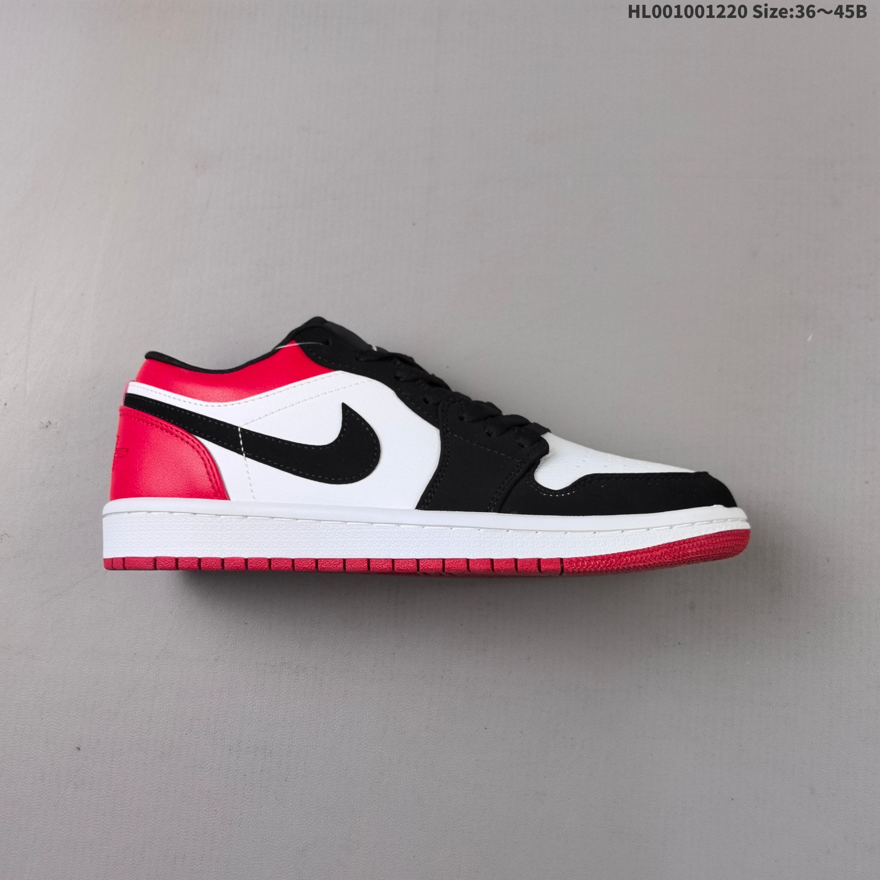 真标带半码 Air Jordan 1 Low "Black Toe" 低帮 黑红脚趾 AJ1 乔丹1代 aj1 乔1 低邦 黑白红 乔丹篮球鞋系列 鞋身整体以优质白色皮革打造,搭配黑色磨砂框架覆盖层,质感拉满;鞋身两侧Swoosh Logo采用黑色磨砂点缀,鞋跟处的红色覆面犹如点睛之笔,呈现出经典的黑脚趾配色,为整体造型注入活力,鞋舌上Jumpman Logo辅以白色刺绣呈现,后跟Wings Logod及鞋带处23字样均以红色妆点,最后以白色中底搭配红色橡胶外底完善整体设计收尾. 男货号:553558-116(2019.04.01发售) 女货号:553560-116 HL001001220 B