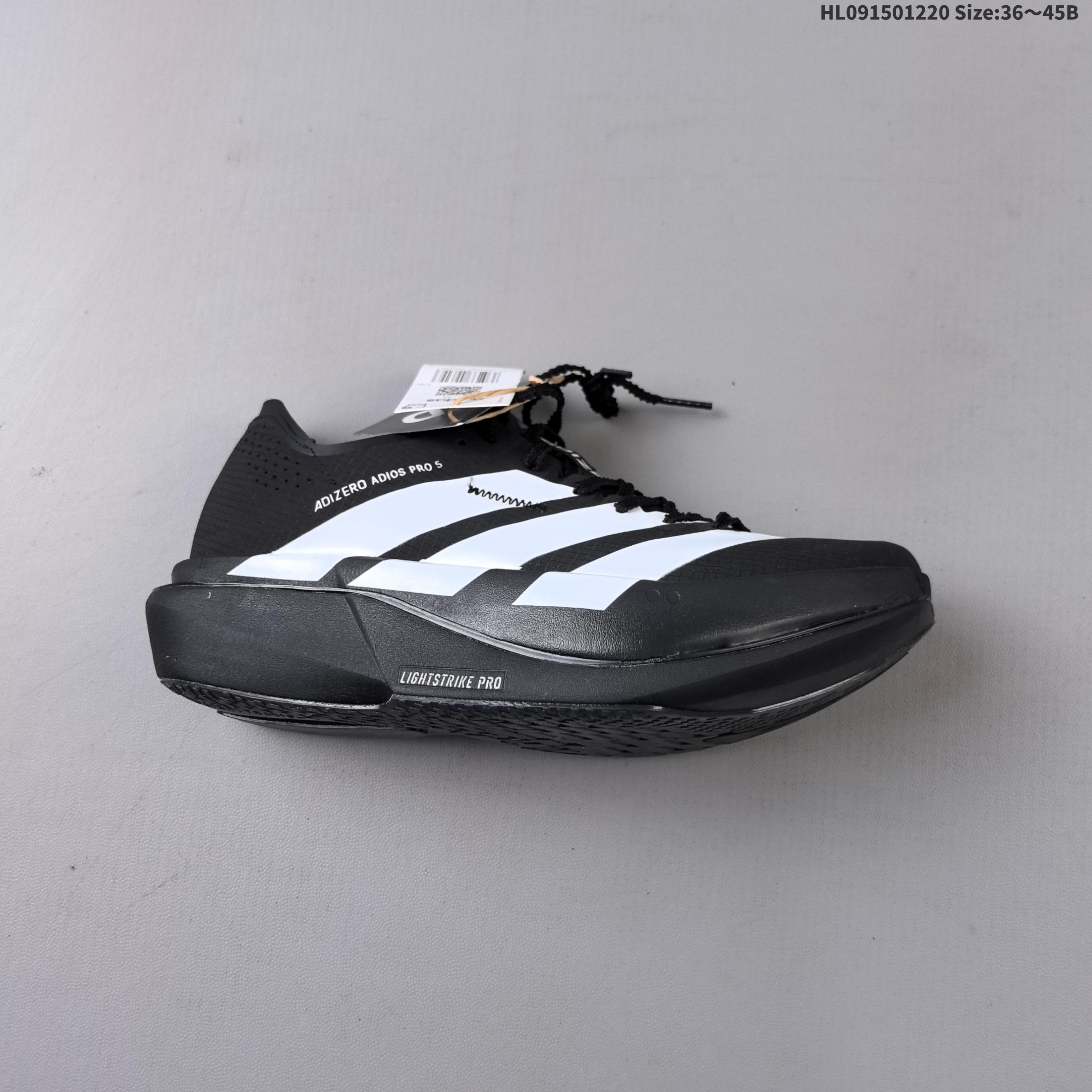Adidas Adizero Adios 5 M 阿迪超轻透气缓震跑鞋 全掌碳板 整体外观造型与adiZero Adios Pro EVO 1非常相似 中底配置方面搭载全掌Lightstrike Pro 鞋面采用透气网面示人 契合日常训练鞋的定位 更加耐用 外底给到了马牌橡胶 及上代竞速旗舰adidas Adizero Adios Pro 3区域分布 官方货号: K18297 HL091501220 B