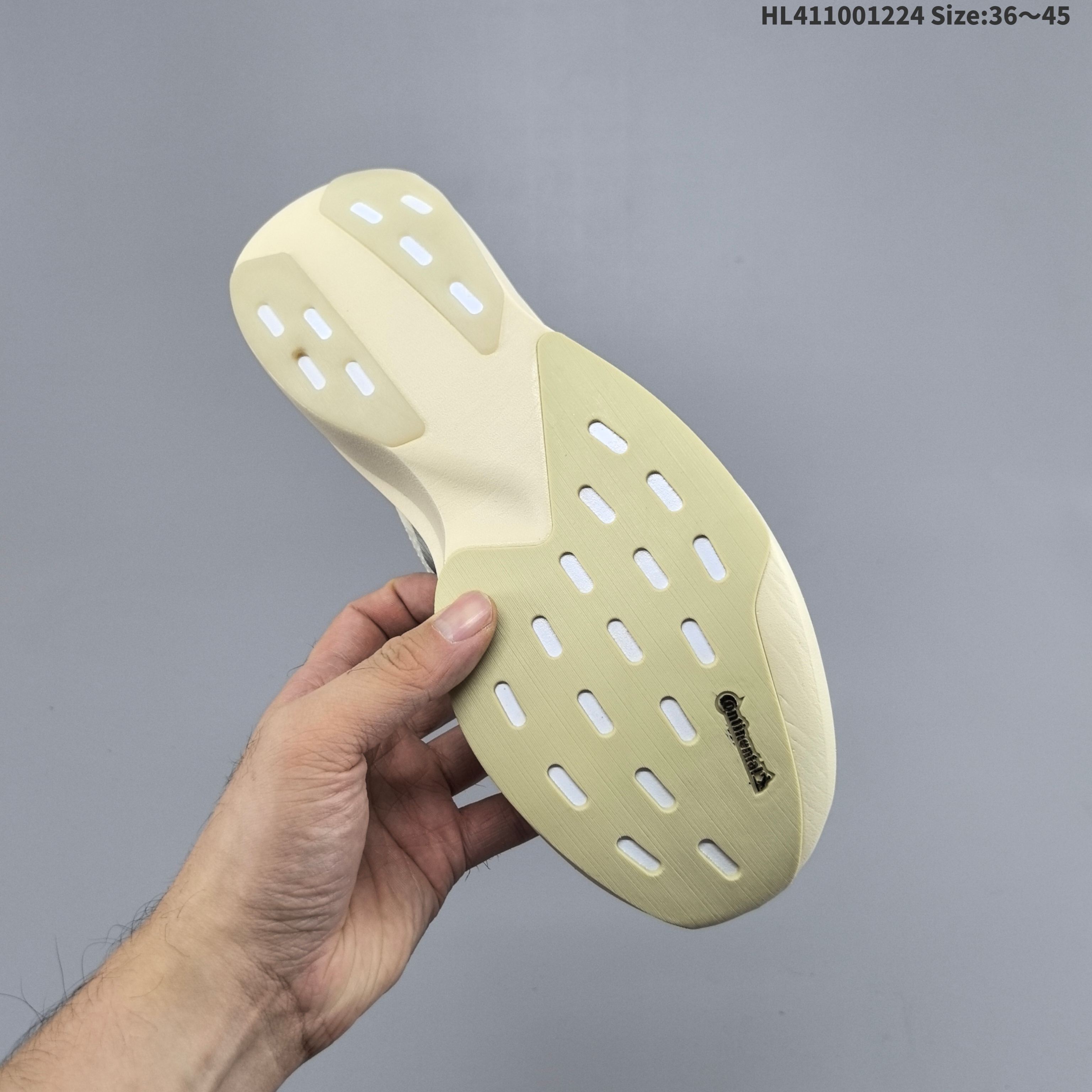 阿迪达斯Ad Adizero Evo SL M 阿迪超轻透气缓震跑鞋以令人难以置信的138克重量,刷新了跑鞋轻量化的记录,阿迪在材料科学和工艺技术上的深厚积累.全新鞋款采用Lightweight Upper材料,让穿着者几乎能够体验到一种裸足的感觉 货号:JR5841#HL411001224