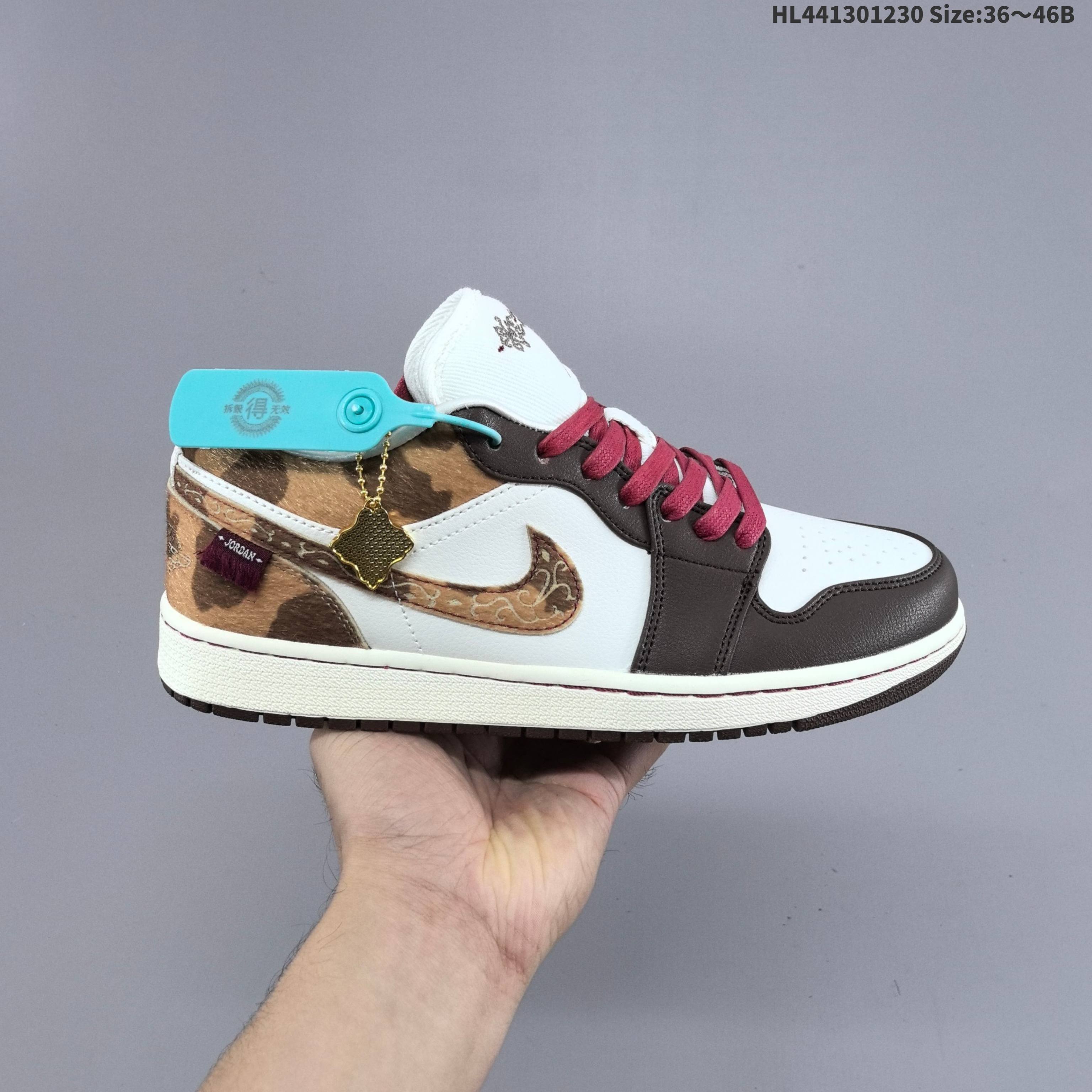 Air Jordan 1 Low "Year Of The Horse" CNY新年款 低帮 马年限定 棕褐色 AJ1 乔丹1代 aj1 乔1 低邦 棕褐色 乔丹篮球鞋系列 鞋款以皮革、麂皮、马毛等多种材质结合,整体衣白棕黄三色为基调,鞋身整体以白色皮革打造,搭配棕色鞋头框架覆盖层,而最瞩目的当属雕刻纹样祥云刺绣的马毛Swoosh Logo和后跟,搭配酒红鞋带撞色经典鞋型,以及这两年Nike爱玩的金色特殊吊牌;鞋舌上的云纹刺绣及金色Jumpman Logo,后跟Wings Logo则以棕色压印呈现,最后以米白色中底搭配棕色橡胶外底完善整体设计收尾. 货号:IQ5321-121(2025.12.15发售) HL441301230 B