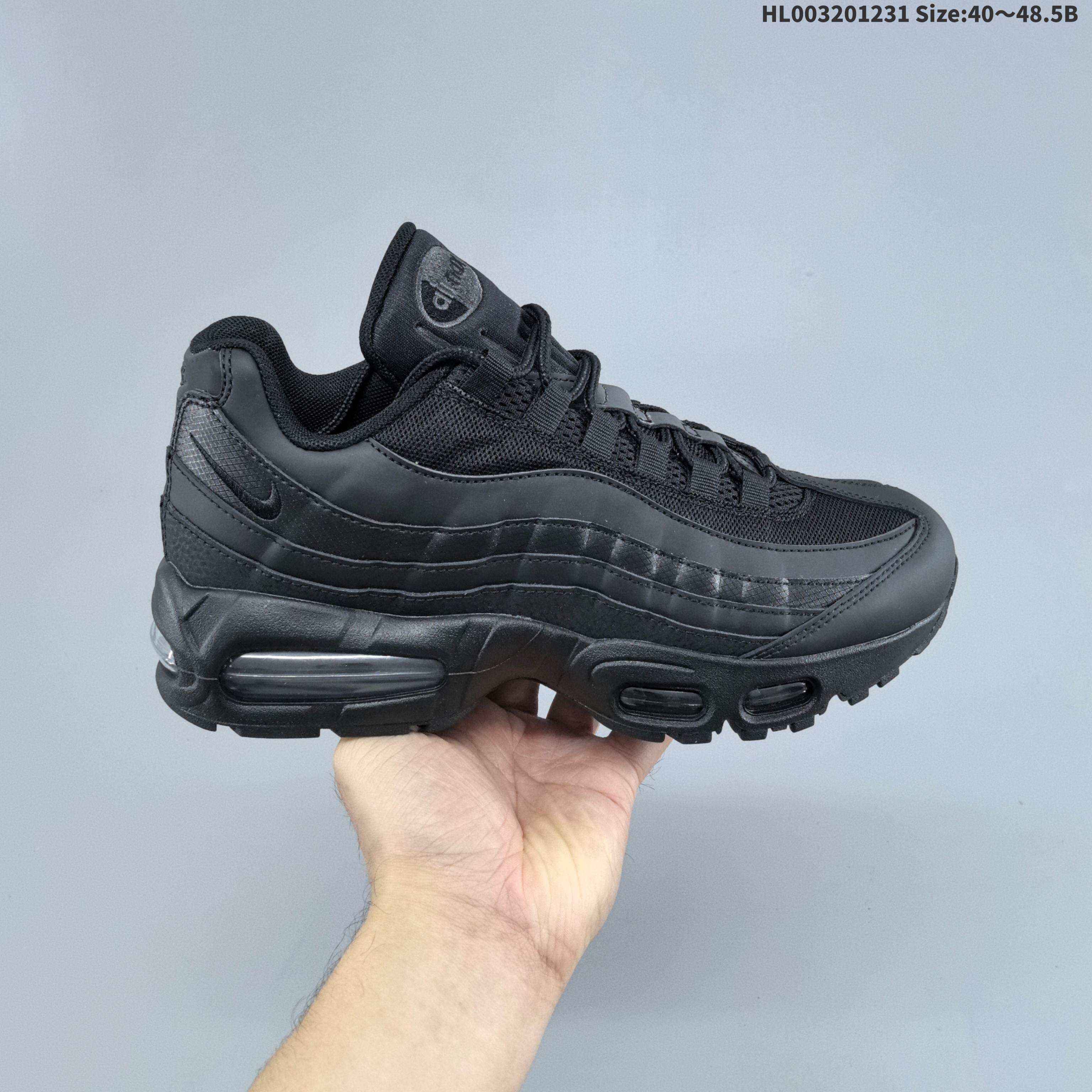 纯原版本 Nike Air Max 95 Big Bubble "Triple Black" 耐克 Max 95 低帮 复刻黑武士 黑色 舒适百搭防滑耐磨低邦生活休闲鞋 此次联名是Nike SB为庆祝Air Max 95诞生30周年打造,鞋身以皮革、网眼材质拼接打造,营造出丰富的层次感;鞋款配色以酷酷的黑色色调为主,相比亮色"仙人掌花"更添一丝稳重,以黑色网眼布为基底,侧边皮革面板呈现从浅黑色到黑色的渐变效果,鞋头部分采用黑色皮革材质;黑色的织带鞋带环、同色系鞋舌徽章,以及鞋领处的黑色迷你 Swoosh Logo标志增添了温暖质感,中央条纹则带有反光效果.黑色中底搭配透明色调的可视气垫单元,其双色外底有点小惊喜 —— 前掌为橡胶材质,鞋底印有木纹图案,最后,后跟处压印的"NIKE SB AIR"品牌标识进一步确认了其SB跨界身份. 货号:HM8755-001(2025春季发售) HL003201231 B