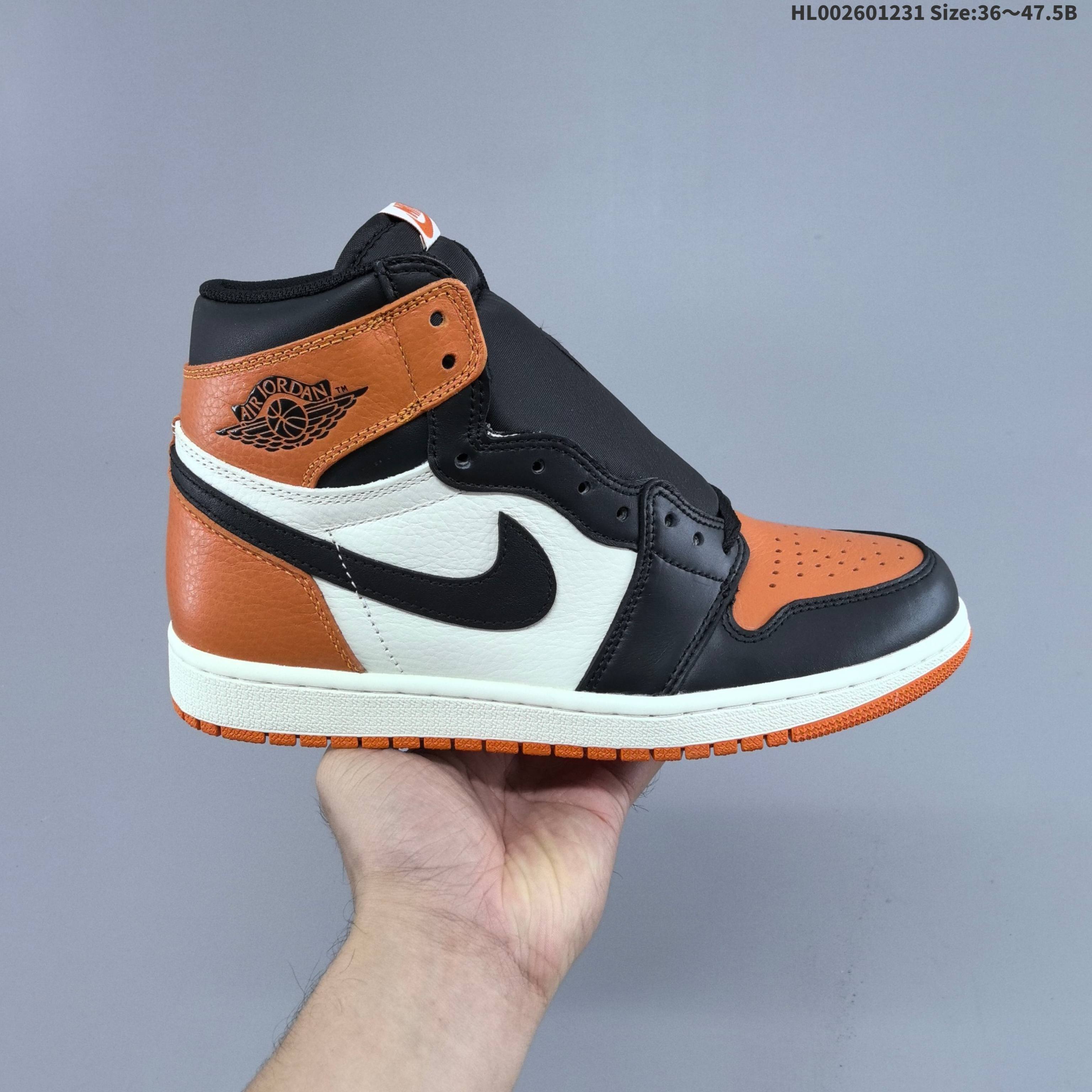 头层带半码 Air Jordan 1 High OG "Shattered Backboard" 高帮 复刻扣碎篮板 AJ1 乔丹1代 aj1 乔1 高邦 复刻黑扣碎 乔丹篮球鞋系列 设计灵感来源于乔丹在1985年意大利的一场表演赛中的一次传奇扣篮.当时,乔丹身穿橙色、黑色和白色球衣的他在一场表演比赛中,以一记强力扣篮直接击碎了篮板玻璃,这一幕成为了篮球史上的经典瞬间.而鞋款的配色灵感就汲取自MJ当时身着的Stefanel Trieste球衣,采用橙、黑、白三色配色设计,还原MJ球衣的色调,橙色尤为突出,又有富有质感的皮革鞋面,而橙色包围鞋头和后跟营造了亮眼的“扣碎篮板”主题,象征着乔丹那记震撼人心的扣篮.基于这个配色方案,扣碎篮板也发展出了后续的多个版本,但这一次回归的,也是人气最高的初代「扣碎篮板1.0」.鞋身两侧Swoosh Logo采用黑色点缀,鞋舌上Nike Swoosh Logo辅以橙色刺绣呈现,鞋帮侧身处Wings Logos则以黑色压印妆点,鞋垫、鞋盒则更具细节,鞋盒在原版的基础上,加入了"扣碎"的玻璃裂痕,迎合了主题,带来更为f丰富的故事性. 货号;DZ5485-008(2025.07.23发售) HL002601231 B