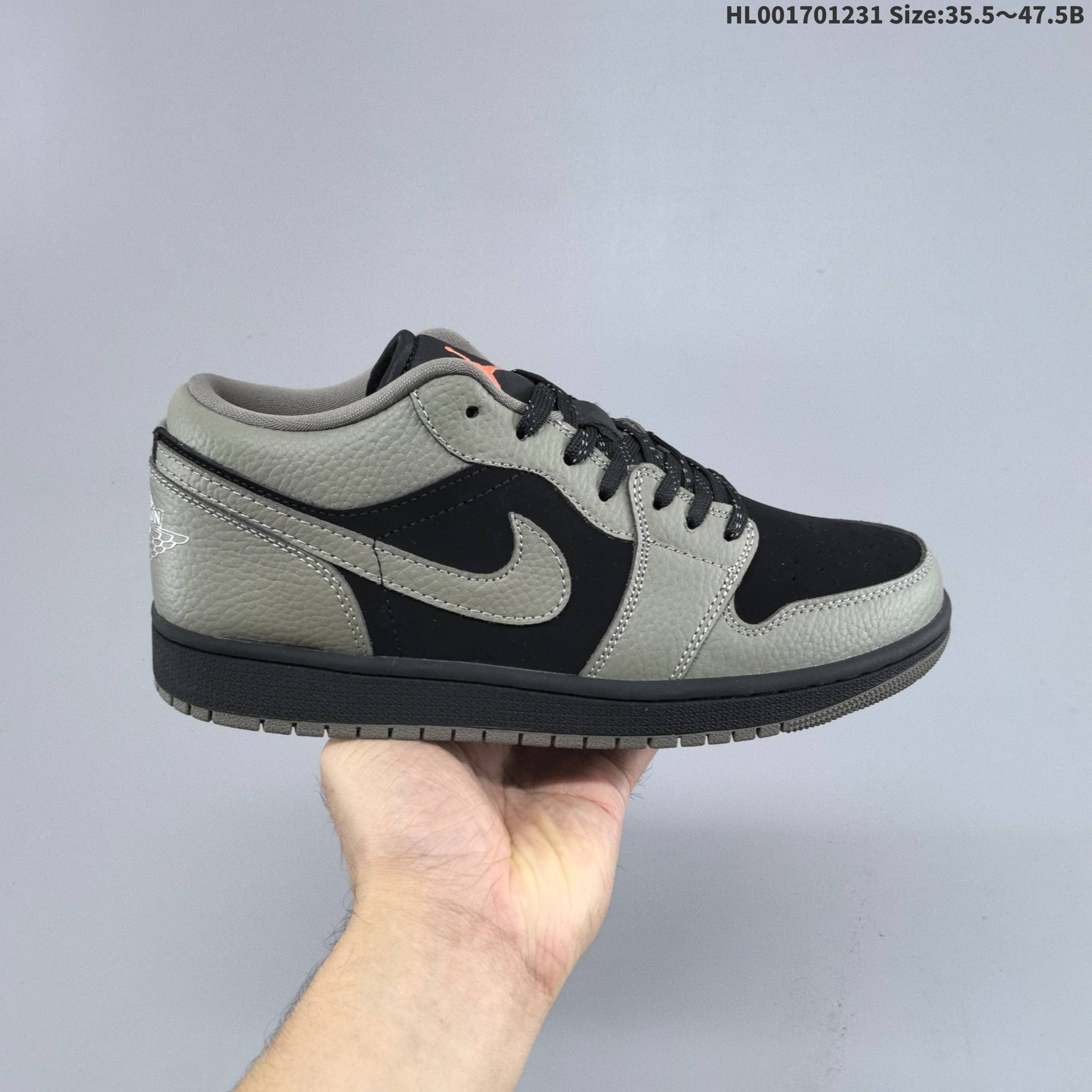 头层带半码 Air Jordan 1 Low "Olive Grey" 低帮 棕黑色 AJ1 乔丹1代 aj1 乔1 低邦 摩卡小倒钩 男女同款 乔丹篮球鞋系列 Jordan Brand为2026年阵容再添一员「氛围感」大将—Air Jordan 1 Low "Olive Grey",在大地色系持续风靡的当下,鞋面采用橄榄灰色荔枝纹皮革覆盖层,搭配质感顺滑的黑色皮革,色彩对比含蓄内敛,但丰富的材质差异极大提升了整体的层次感;Swooshh Logo标志与麂皮部分采用同色系设计,黑色鞋带则让整体视觉更显沉稳协调.鞋舌处的野芒果色Jumpman Logo是唯一的亮色点缀,颇有鞋向早期AJ1低帮鞋款设计风格的致敬.后跟Wings Logo则以银色压印妆点,最后以黑色中底搭配橄榄灰色橡胶外底完善整体设计收尾. 货号:IB7109-005(2025.12.09发售) HL001701231 B