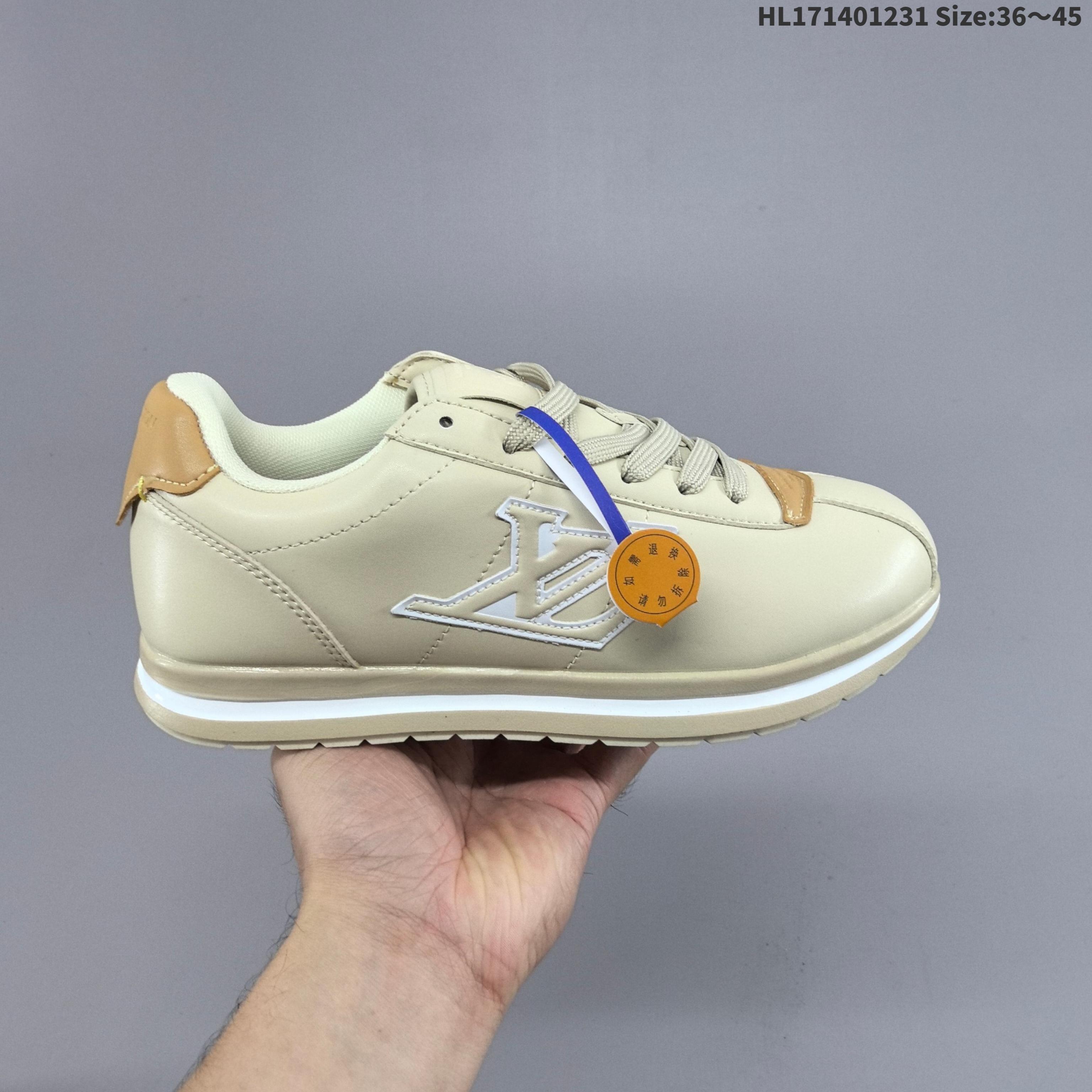 路易威登LOUIS VUITTON X NIGO 联名款运动鞋 BUTTERSOFT FW25 圆头系带 低帮 生活休闲鞋 阿甘鞋 路易威登 LOUIS VUITTON LV Buttersoft Nigo 联名运动跑步鞋,素面皮革压纹图案,圆头系带和衬垫鞋面,柔软的穿着体验.Pharrell Williams 肖像和龙虾图案压纹呼应,手缝鞋面 EVA 外底饰有元素,LV 字母皮具元素.#LV休闲鞋 #LV新款休闲运动鞋 #lv潮鞋 #新款lv #Lv路易威登 编码:HL171401231