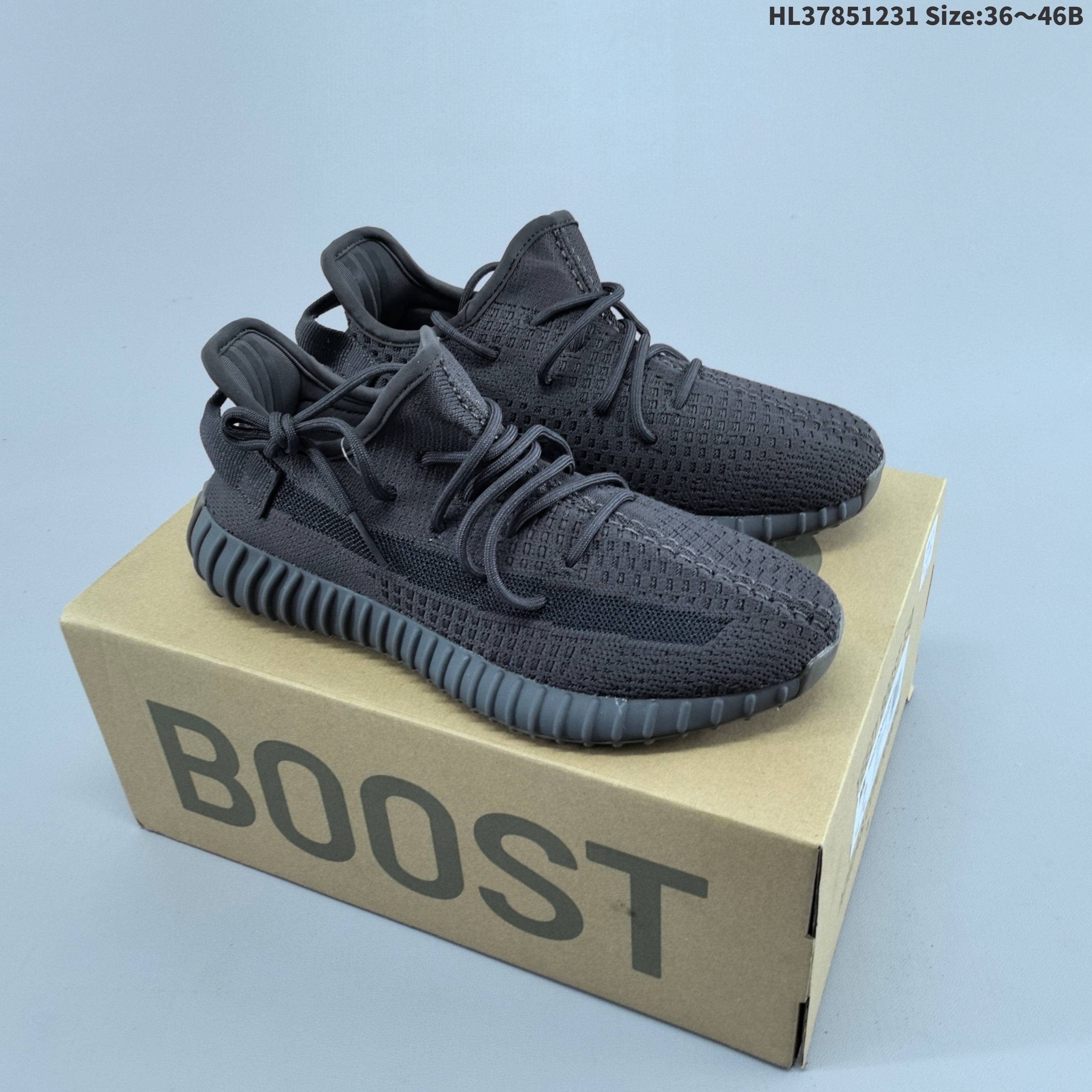 集合一 Adidas originals Yeezy boost 350 阿迪达斯 椰子350 网布透气轻便低帮运动休闲鞋男女同款 这双全新小白鞋,延续了Yeezy 350 Boost V2鞋型的各项细节,油漆条和SPLY-350字样纹理都暗藏其间,纯白而纹理细腻的Primeknit鞋面,加上同色调的外底,这一份简单干练,彰显了 350 V2鞋型独特的时尚气质.Yeezy 350 Boost V2“Cream White”白冰淇淋作为Yeezy家族首个Triple White纯白配色,从鞋底到鞋身细节的纯白贯穿,恐怕没有人能够抵抗它的活力攻势!鞋面侧边依然有着SPLY-350字样和油漆装饰,只不过以白色呈现,只能隐约浮现! 货号:CP9366 编码:HL37851231 B