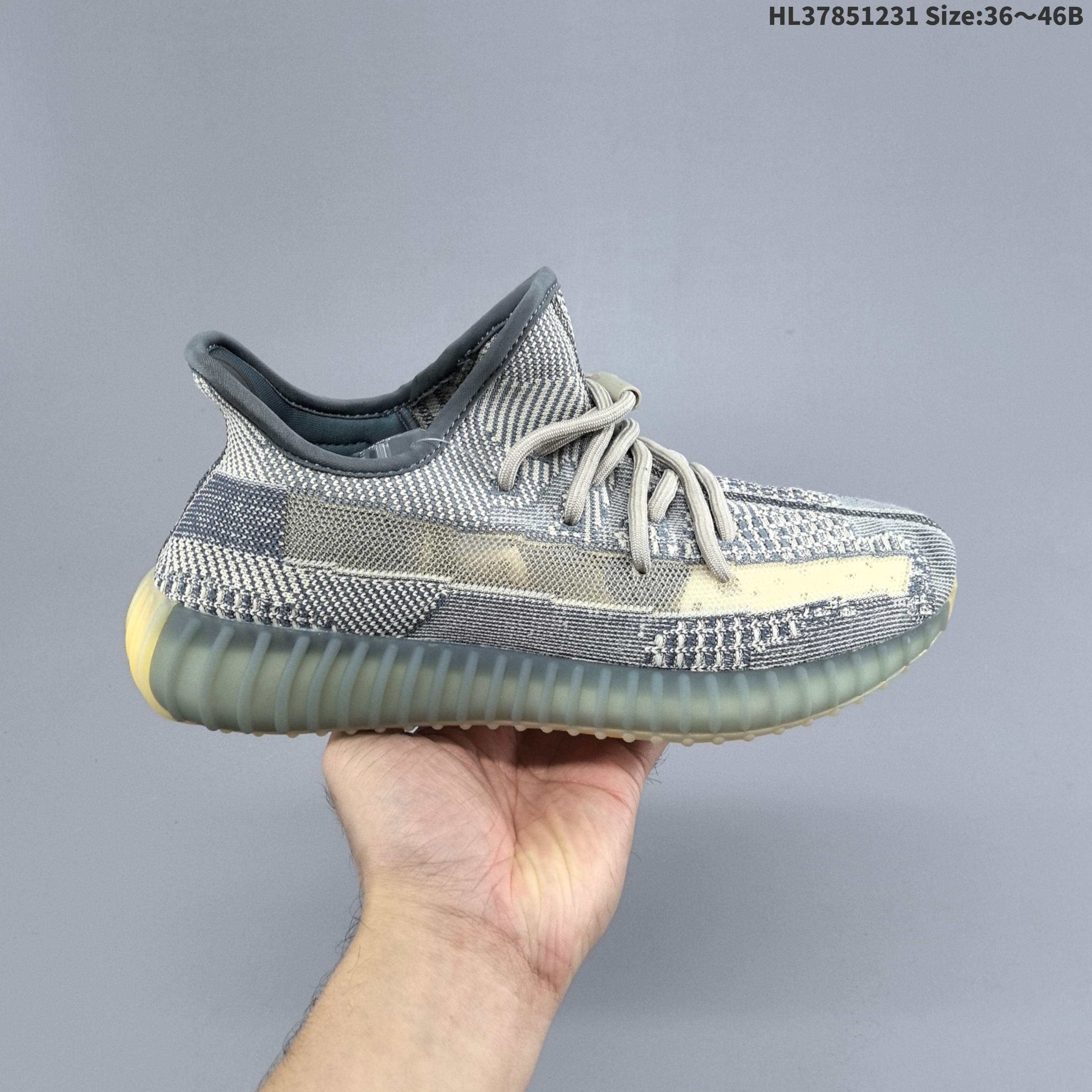 集合三 Adidas originals Yeezy boost 350 阿迪达斯 椰子350 网布透气轻便低帮运动休闲鞋男女同款 这双全新小白鞋,延续了Yeezy 350 Boost V2鞋型的各项细节,油漆条和SPLY-350字样纹理都暗藏其间,纯白而纹理细腻的Primeknit鞋面,加上同色调的外底,这一份简单干练,彰显了 350 V2鞋型独特的时尚气质.Yeezy 350 Boost V2“Cream White”白冰淇淋作为Yeezy家族首个Triple White纯白配色,从鞋底到鞋身细节的纯白贯穿,恐怕没有人能够抵抗它的活力攻势!鞋面侧边依然有着SPLY-350字样和油漆装饰,只不过以白色呈现,只能隐约浮现! 货号:CP9366 编码:HL37851231 B