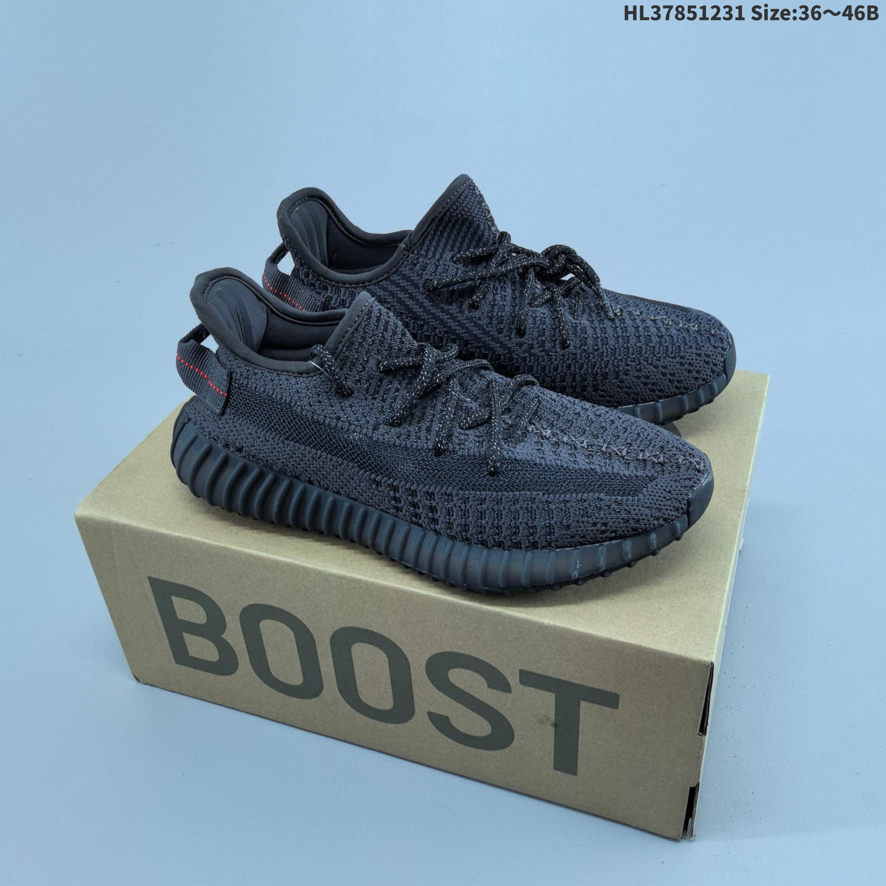 集合二 Adidas originals Yeezy boost 350 阿迪达斯 椰子350 网布透气轻便低帮运动休闲鞋男女同款 这双全新小白鞋,延续了Yeezy 350 Boost V2鞋型的各项细节,油漆条和SPLY-350字样纹理都暗藏其间,纯白而纹理细腻的Primeknit鞋面,加上同色调的外底,这一份简单干练,彰显了 350 V2鞋型独特的时尚气质.Yeezy 350 Boost V2“Cream White”白冰淇淋作为Yeezy家族首个Triple White纯白配色,从鞋底到鞋身细节的纯白贯穿,恐怕没有人能够抵抗它的活力攻势!鞋面侧边依然有着SPLY-350字样和油漆装饰,只不过以白色呈现,只能隐约浮现! 货号:CP9366 编码:HL37851231 B
