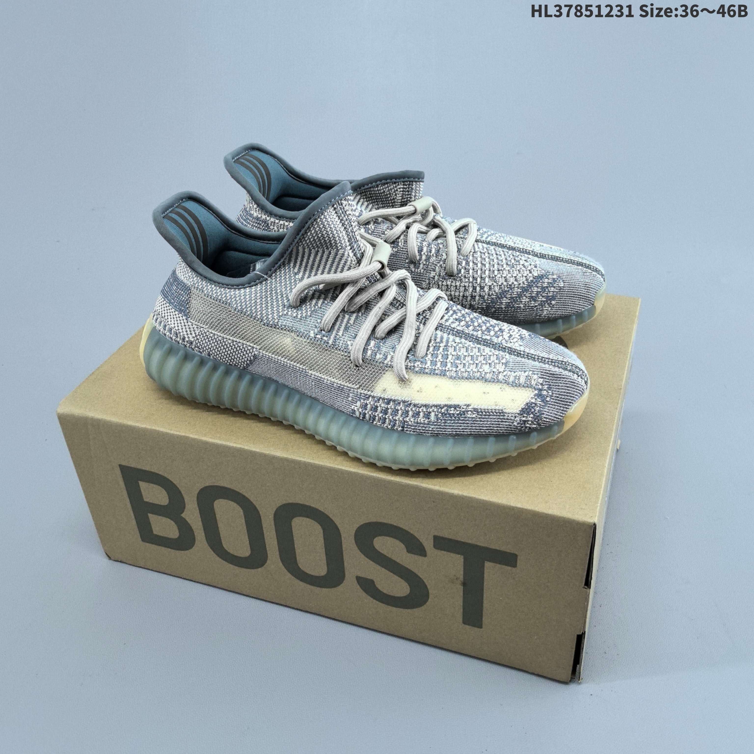 集合三 Adidas originals Yeezy boost 350 阿迪达斯 椰子350 网布透气轻便低帮运动休闲鞋男女同款 这双全新小白鞋,延续了Yeezy 350 Boost V2鞋型的各项细节,油漆条和SPLY-350字样纹理都暗藏其间,纯白而纹理细腻的Primeknit鞋面,加上同色调的外底,这一份简单干练,彰显了 350 V2鞋型独特的时尚气质.Yeezy 350 Boost V2“Cream White”白冰淇淋作为Yeezy家族首个Triple White纯白配色,从鞋底到鞋身细节的纯白贯穿,恐怕没有人能够抵抗它的活力攻势!鞋面侧边依然有着SPLY-350字样和油漆装饰,只不过以白色呈现,只能隐约浮现! 货号:CP9366 编码:HL37851231 B