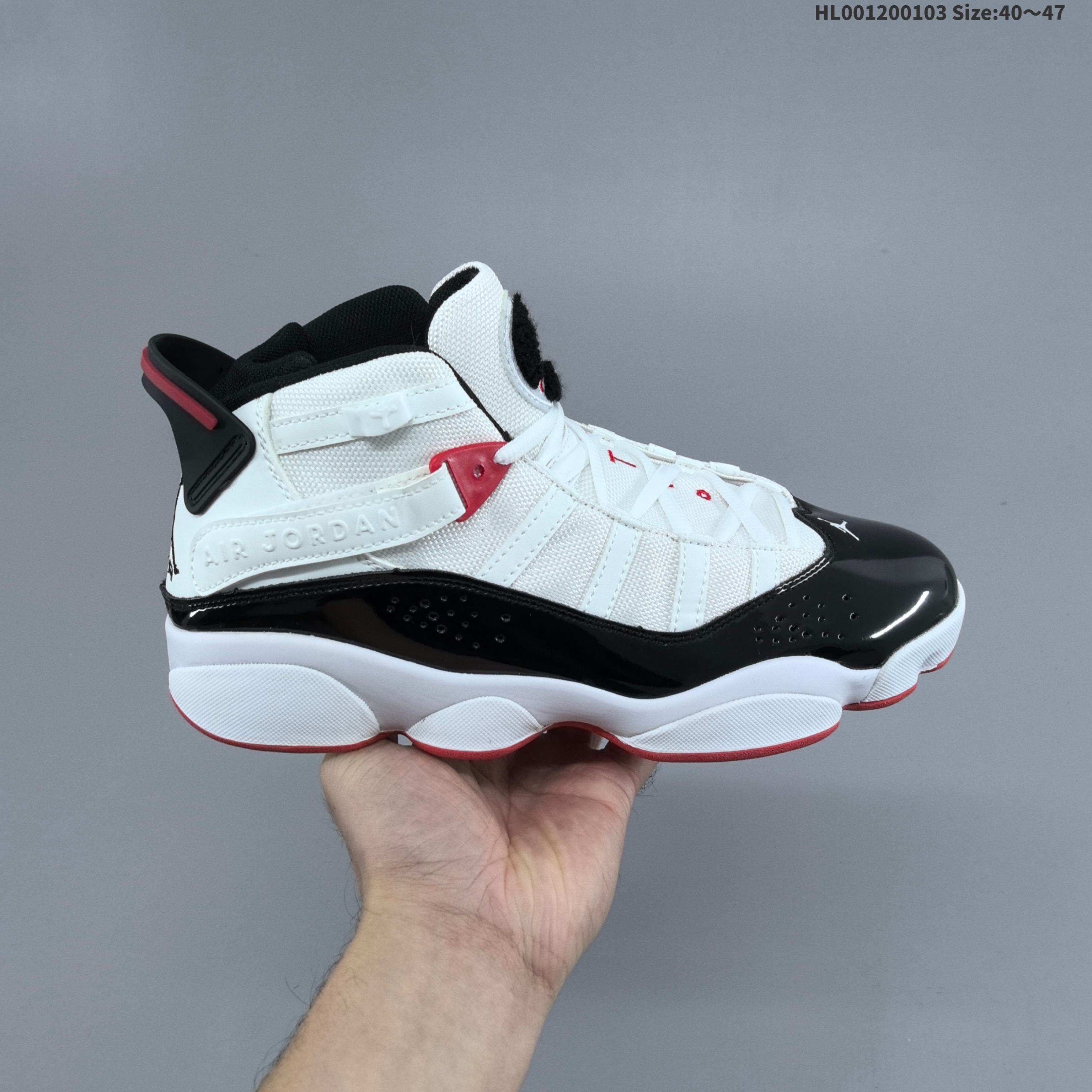Air Jordan 6 Rings 高帮 六冠王 白黑红 AJ6 乔丹6代 aj6 高邦 白红黑 乔丹篮球鞋系列 以两次三连冠时期乔丹所上脚鞋款的特点集合而成,其中鞋带上的圆柱扣,鞋子后部的黑色提手,来源于AJ6;黑色漆皮材质上的透气孔布局安排,来源于AJ7;鞋舌上的黑色毛巾材质Jumpman Logo以红色刺绣呈现,固定十字绑带的魔术帖部分设计,源自AJ8;鞋面白色织物的布局和黑色漆皮的搭配,源自经典的AJ11;鞋舌上的红色刺绣TWO3,还有最后一排鞋带扣上的迷你Jumpman Logo,来源于AJ12;白色中底和外底TPU,来源于AJ13;鞋面迷你Jumpman Logo及外底Jumpman LLogo采用白色刺绣呈现,后跟Jbumpman Logo则以黑色点缀,鞋舌底部左边印着91 92 93,右边印着96 97 98,对应了乔丹带领公牛拿下的六次总冠军年份. 货号:322992-164(2025.01.31发售) HL001200103