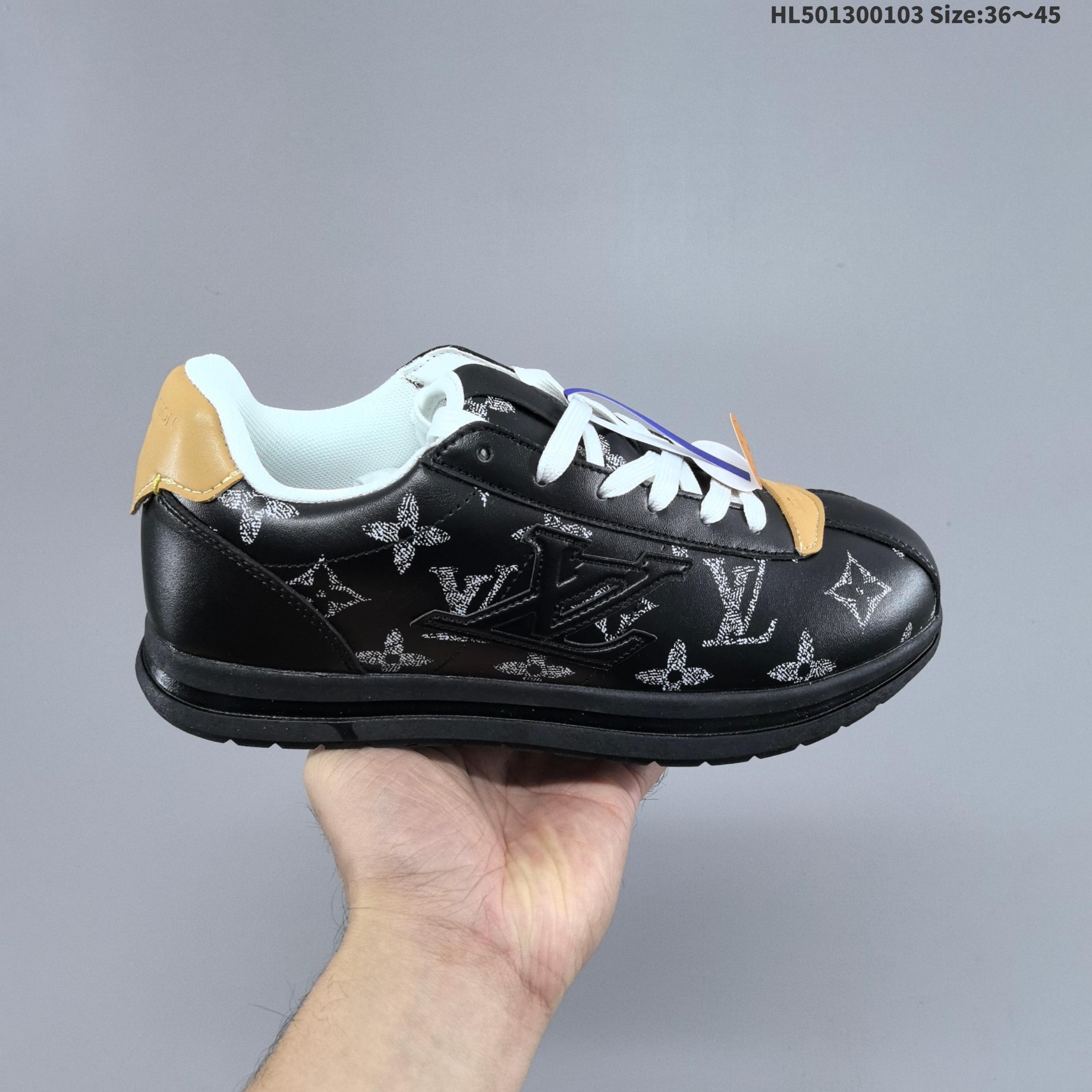 路易威登LOUIS VUITTON X NIGO 联名款运动鞋 BUTTERSOFT FW25 圆头系带 低帮 生活休闲鞋 阿甘鞋 路易威登 LOUIS VUITTON LV Buttersoft Nigo 联名运动跑步鞋,素面皮革压纹图案,圆头系带和衬垫鞋面,柔软的穿着体验.Pharrell Williams 肖像和龙虾图案压纹呼应,手缝鞋面 EVA 外底饰有元素,LV 字母皮具元素.#LV休闲鞋 #LV新款休闲运动鞋 #lv潮鞋 #新款lv #Lv路易威登 编码:HL501300103