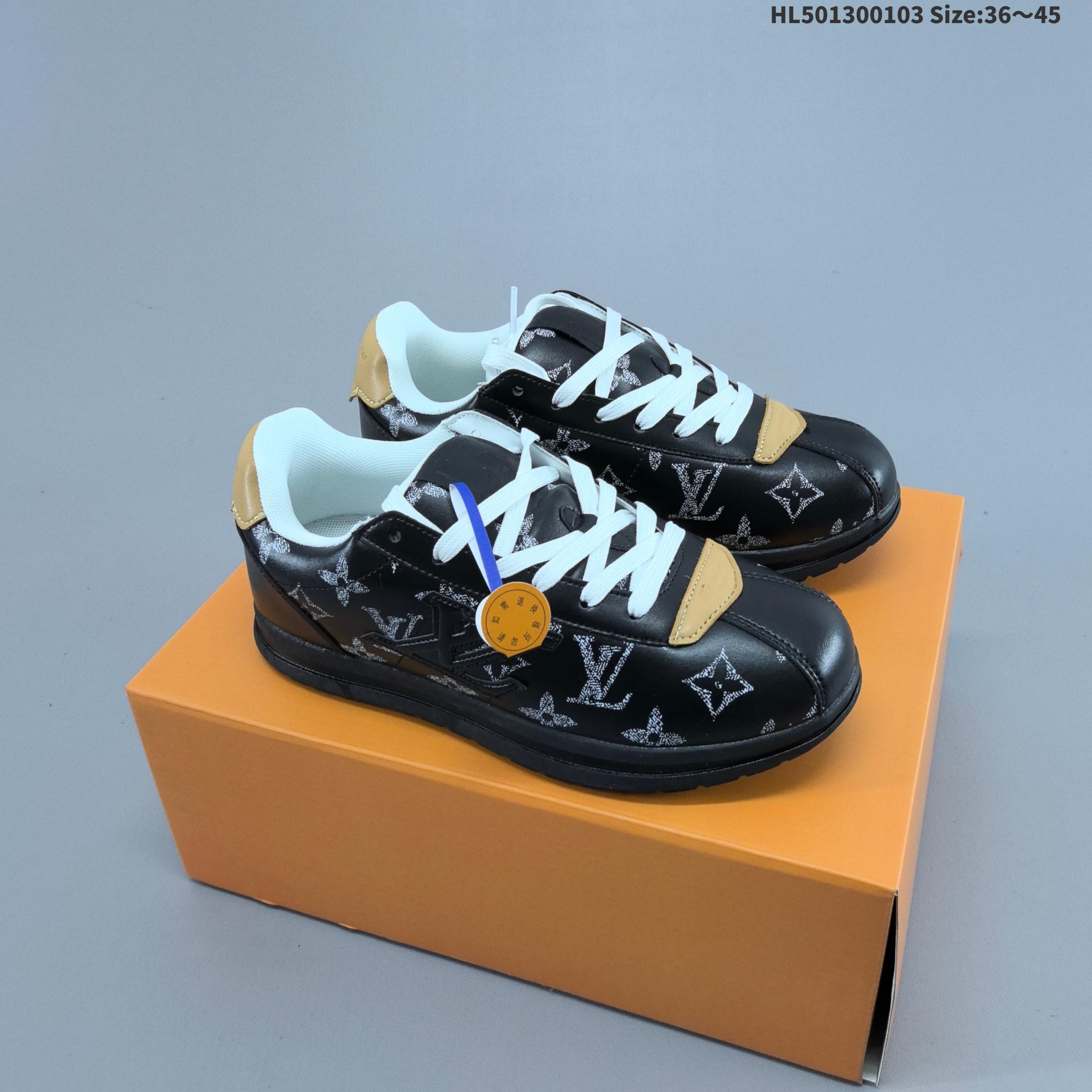 集合 路易威登LOUIS VUITTON X NIGO 联名款运动鞋 BUTTERSOFT FW25 圆头系带 低帮 生活休闲鞋 阿甘鞋 路易威登 LOUIS VUITTON LV Buttersoft Nigo 联名运动跑步鞋,素面皮革压纹图案,圆头系带和衬垫鞋面,柔软的穿着体验.Pharrell Williams 肖像和龙虾图案压纹呼应,手缝鞋面 EVA 外底饰有元素,LV 字母皮具元素.#LV休闲鞋 #LV新款休闲运动鞋 #lv潮鞋 #新款lv #Lv路易威登 编码:HL501300103