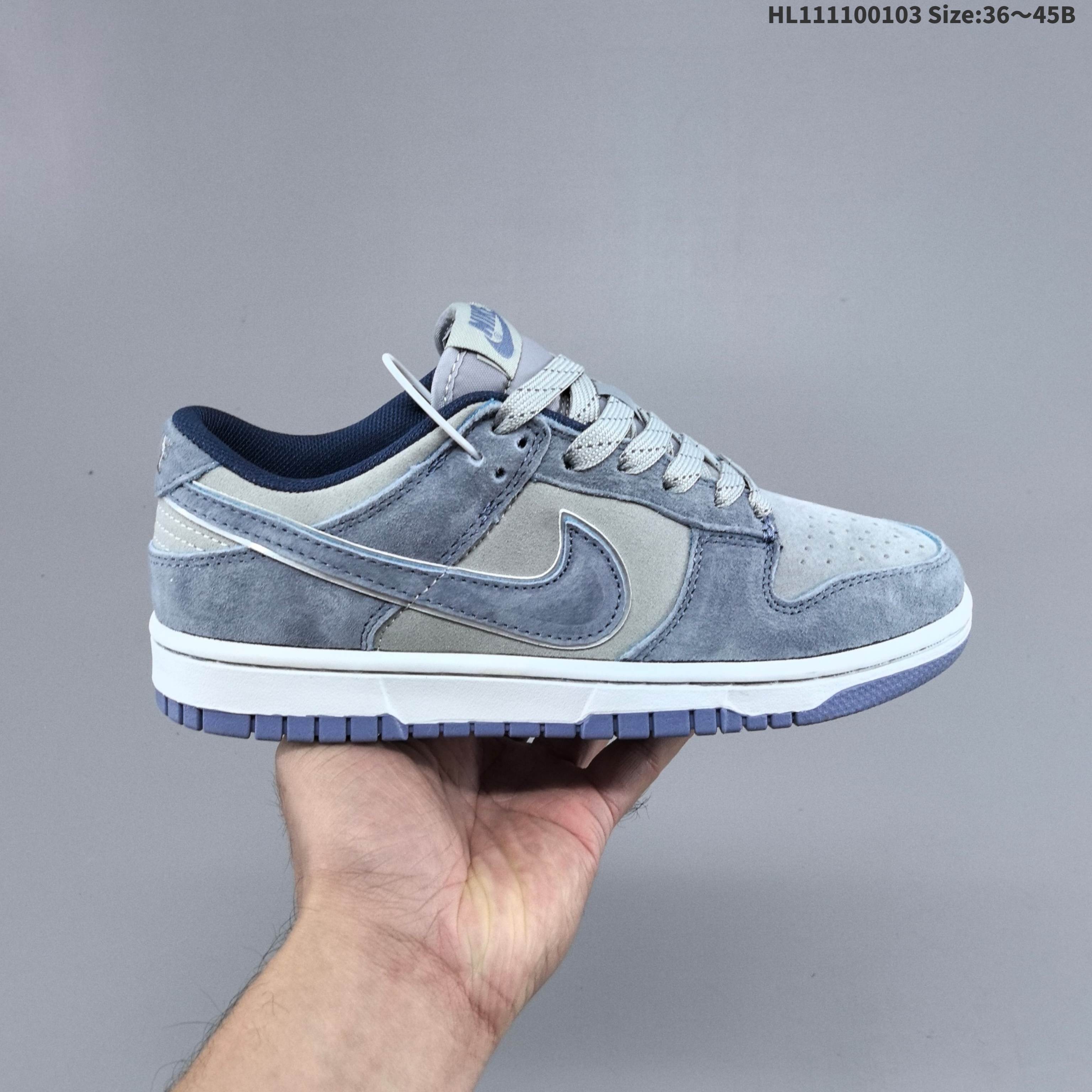 耐克Nike SB Zoom Dunk Low 板鞋 大友克洋系列经典百搭休闲运动板鞋加厚鞋舌的填充,使舒适性大大提升,同时也更方便穿脱中底部分则加入了脚感柔软舒适ZoomAir气垫,有效吸收滑板等极限运动在落地时带来的冲击力,为街头运动者们提供更好的保护 货号:DR3369-529 编码:HL111100103 B