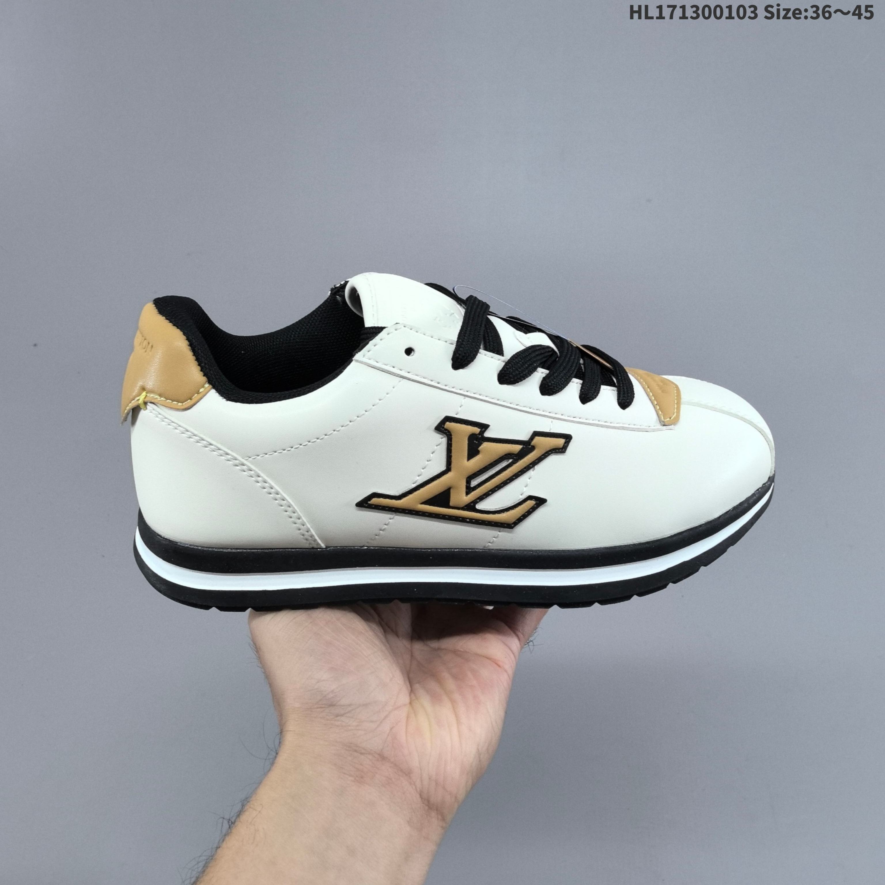 路易威登LOUIS VUITTON X NIGO 联名款运动鞋 BUTTERSOFT FW25 圆头系带 低帮 生活休闲鞋 阿甘鞋 路易威登 LOUIS VUITTON LV Buttersoft Nigo 联名运动跑步鞋,素面皮革压纹图案,圆头系带和衬垫鞋面,柔软的穿着体验.Pharrell Williams 肖像和龙虾图案压纹呼应,手缝鞋面 EVA 外底饰有元素,LV 字母皮具元素.#LV休闲鞋 #LV新款休闲运动鞋 #lv潮鞋 #新款lv #Lv路易威登 编码:HL171300103