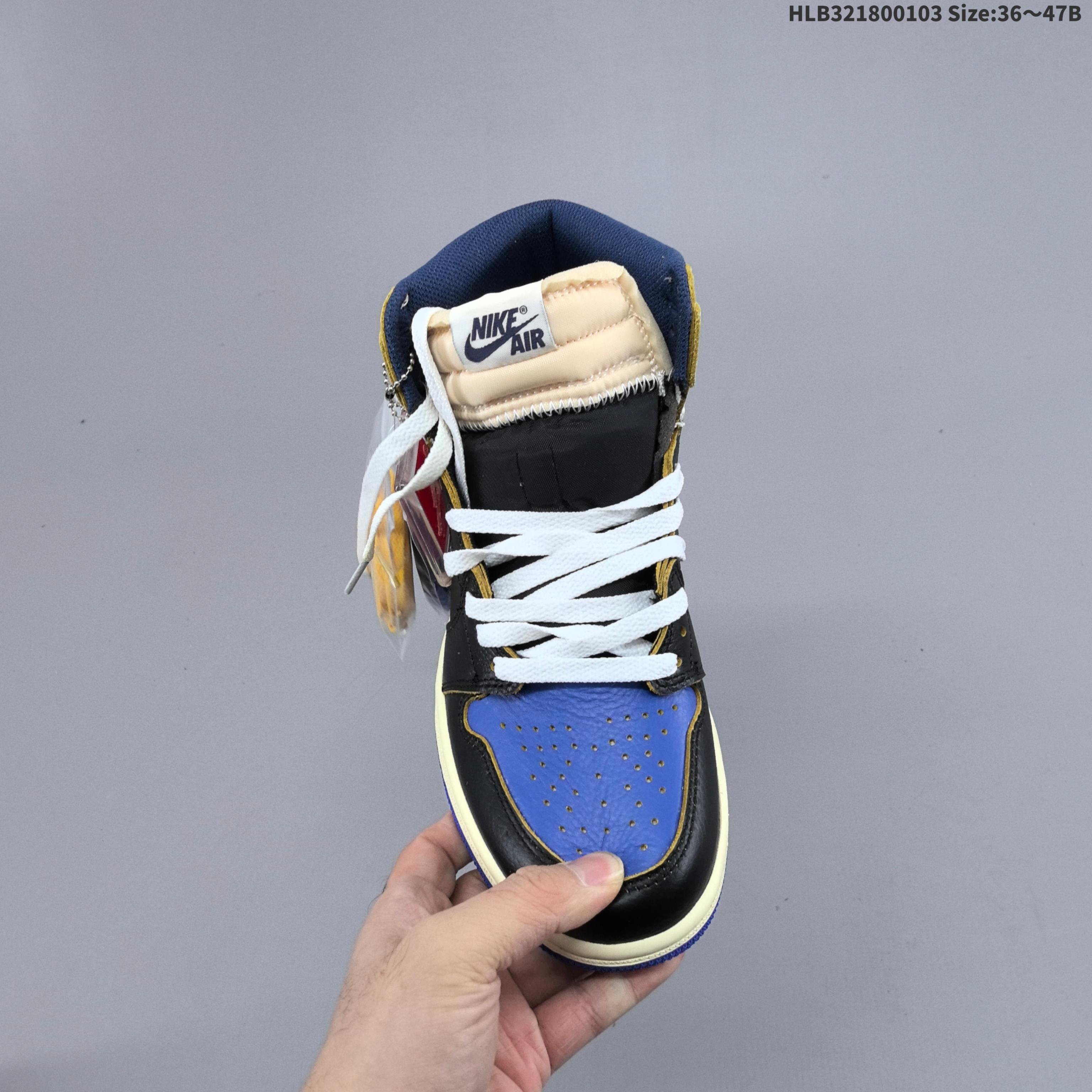 💰180
头层带半码
Union x Fragment Design x Air Jordan 1 Retro High OG 高帮 藤原浩黑白蓝拼接 AJ1 乔丹1代 aj1 乔1 高邦 黑白蓝拼接 乔丹篮球鞋系列 鞋身主体来自经典藤原浩的黑白蓝配色，白色皮革鞋身搭配蓝色框架覆盖层，鞋身两侧Swoosh Logo以黑色点缀，鞋舌绣标上以蓝色Nike Swoosxh Logo呈现，而鞋帮及后跟处则来自更受欢迎的皇家蓝配色，Wings Logoc采用黑色呈现，后跟侧下方印有经典藤原浩闪电Logo，中间使用粗犷的缝纫方式连接，气质独特值得玩味。皮革截面以黑色呈现，复古气息油然而生，同时还有鞋舌等多处细节均来自元年版本；鞋帮处带有“UN/LA”字体标签，彰显联名身份。
货号：IO7847-001
尺码：36 36.5 37.5 38 38.5 39 40 40.5 41 42 42.5 43 44 44.5 45 46 47.5HLB321800103 Size:36～47B