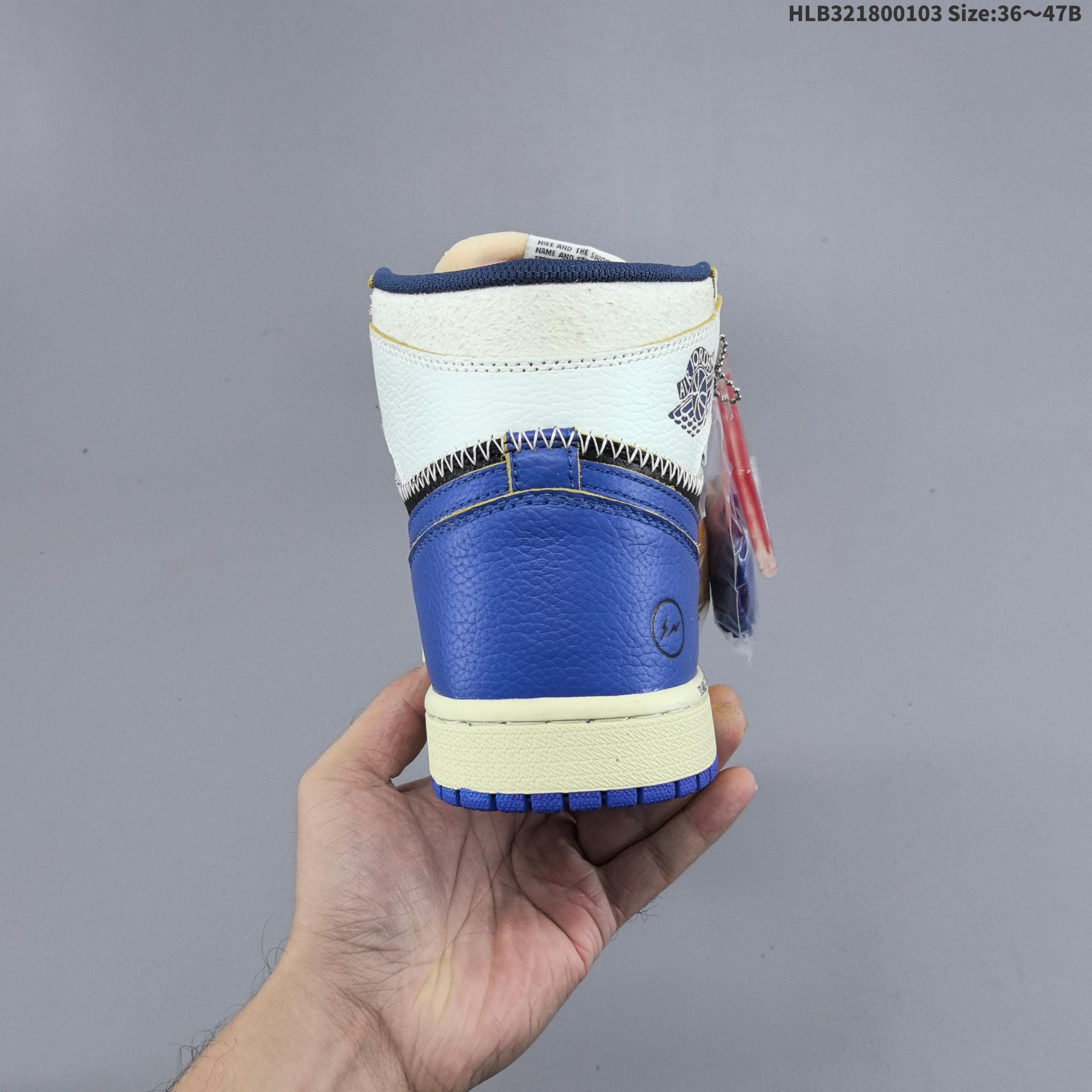 💰180
头层带半码
Union x Fragment Design x Air Jordan 1 Retro High OG 高帮 藤原浩黑白蓝拼接 AJ1 乔丹1代 aj1 乔1 高邦 黑白蓝拼接 乔丹篮球鞋系列 鞋身主体来自经典藤原浩的黑白蓝配色，白色皮革鞋身搭配蓝色框架覆盖层，鞋身两侧Swoosh Logo以黑色点缀，鞋舌绣标上以蓝色Nike Swoosxh Logo呈现，而鞋帮及后跟处则来自更受欢迎的皇家蓝配色，Wings Logoc采用黑色呈现，后跟侧下方印有经典藤原浩闪电Logo，中间使用粗犷的缝纫方式连接，气质独特值得玩味。皮革截面以黑色呈现，复古气息油然而生，同时还有鞋舌等多处细节均来自元年版本；鞋帮处带有“UN/LA”字体标签，彰显联名身份。
货号：IO7847-001
尺码：36 36.5 37.5 38 38.5 39 40 40.5 41 42 42.5 43 44 44.5 45 46 47.5HLB321800103 Size:36～47B