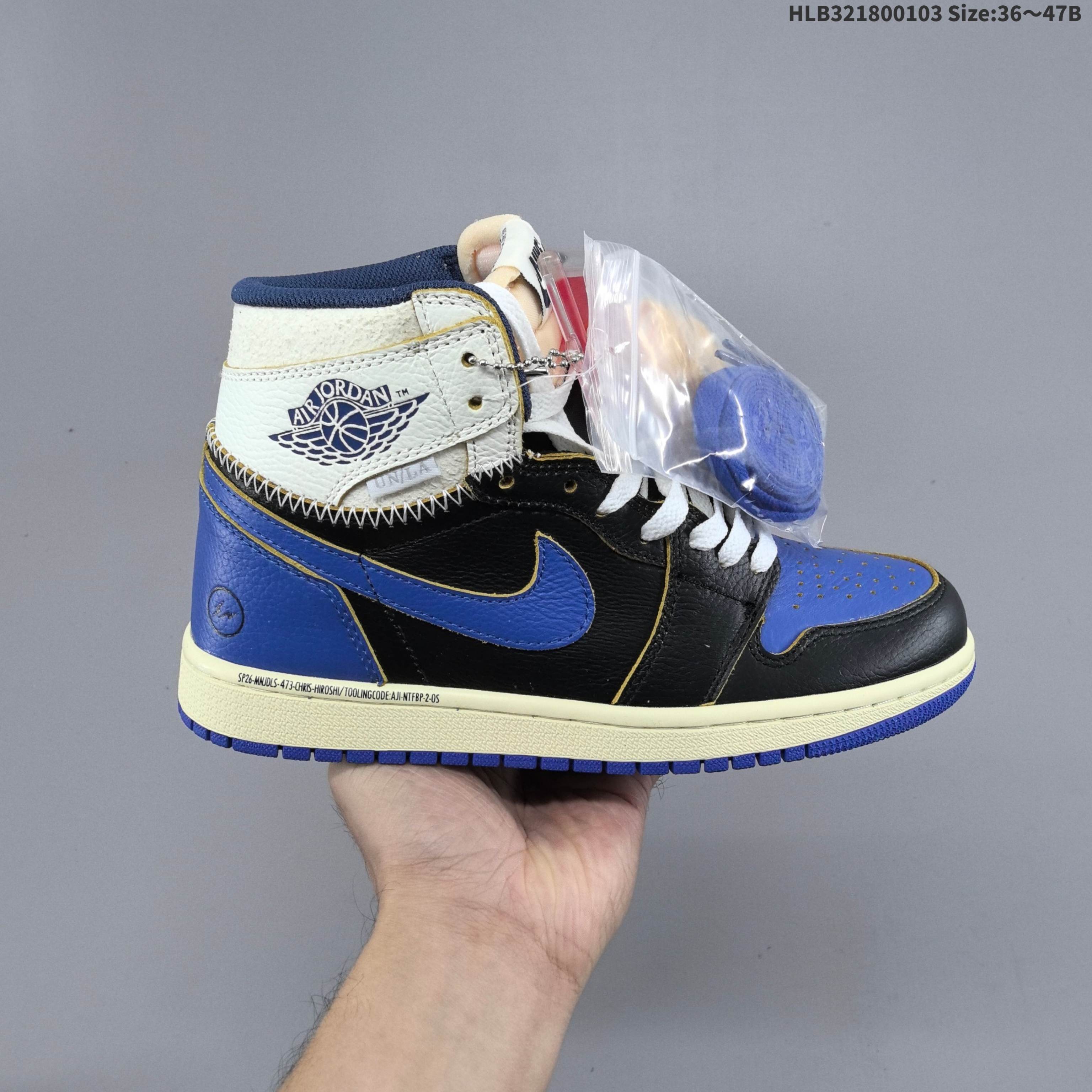 💰180
头层带半码
Union x Fragment Design x Air Jordan 1 Retro High OG 高帮 藤原浩黑白蓝拼接 AJ1 乔丹1代 aj1 乔1 高邦 黑白蓝拼接 乔丹篮球鞋系列 鞋身主体来自经典藤原浩的黑白蓝配色，白色皮革鞋身搭配蓝色框架覆盖层，鞋身两侧Swoosh Logo以黑色点缀，鞋舌绣标上以蓝色Nike Swoosxh Logo呈现，而鞋帮及后跟处则来自更受欢迎的皇家蓝配色，Wings Logoc采用黑色呈现，后跟侧下方印有经典藤原浩闪电Logo，中间使用粗犷的缝纫方式连接，气质独特值得玩味。皮革截面以黑色呈现，复古气息油然而生，同时还有鞋舌等多处细节均来自元年版本；鞋帮处带有“UN/LA”字体标签，彰显联名身份。
货号：IO7847-001
尺码：36 36.5 37.5 38 38.5 39 40 40.5 41 42 42.5 43 44 44.5 45 46 47.5HLB321800103 Size:36～47B