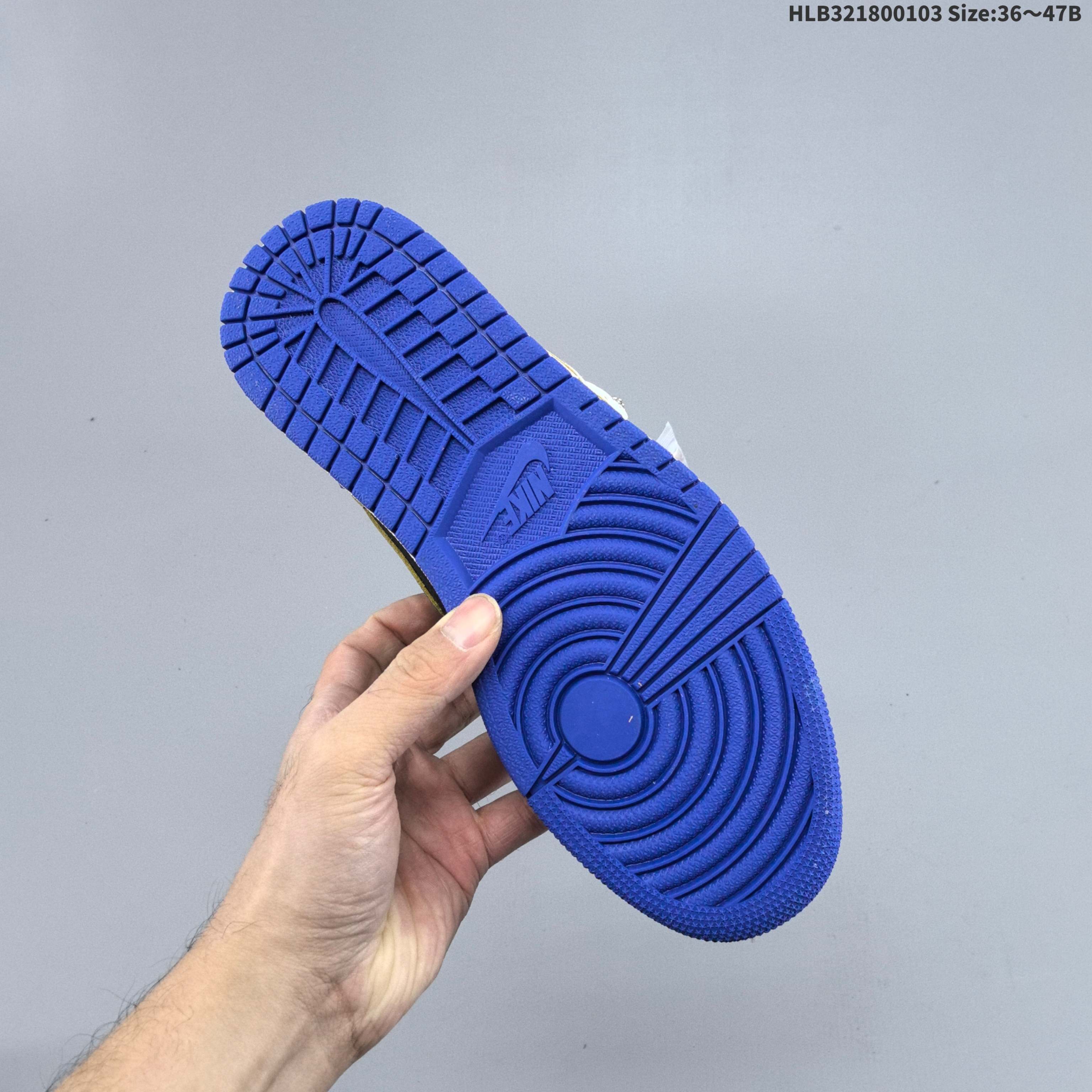 💰180
头层带半码
Union x Fragment Design x Air Jordan 1 Retro High OG 高帮 藤原浩黑白蓝拼接 AJ1 乔丹1代 aj1 乔1 高邦 黑白蓝拼接 乔丹篮球鞋系列 鞋身主体来自经典藤原浩的黑白蓝配色，白色皮革鞋身搭配蓝色框架覆盖层，鞋身两侧Swoosh Logo以黑色点缀，鞋舌绣标上以蓝色Nike Swoosxh Logo呈现，而鞋帮及后跟处则来自更受欢迎的皇家蓝配色，Wings Logoc采用黑色呈现，后跟侧下方印有经典藤原浩闪电Logo，中间使用粗犷的缝纫方式连接，气质独特值得玩味。皮革截面以黑色呈现，复古气息油然而生，同时还有鞋舌等多处细节均来自元年版本；鞋帮处带有“UN/LA”字体标签，彰显联名身份。
货号：IO7847-001
尺码：36 36.5 37.5 38 38.5 39 40 40.5 41 42 42.5 43 44 44.5 45 46 47.5HLB321800103 Size:36～47B