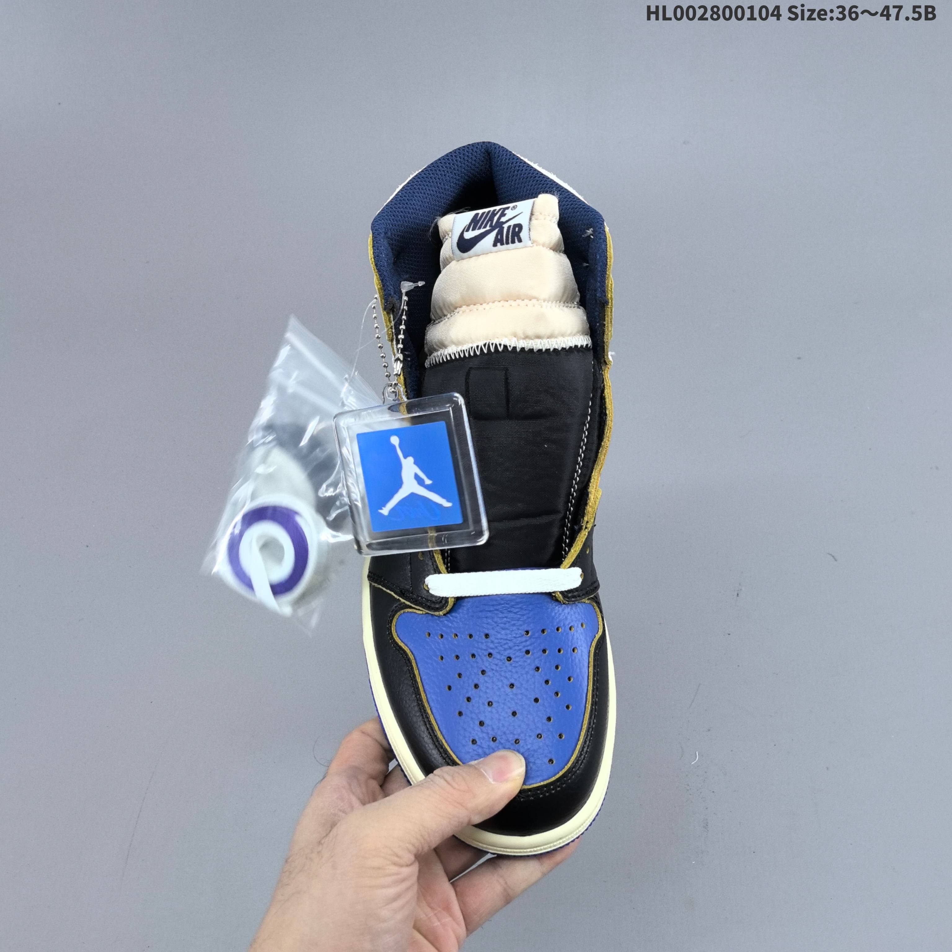 💰280
头层带半码
Union LA x Fragment Design x Air Jordan 1 Retro High OG "Sport Royal" 高帮 三方联名 藤原浩皇家蓝拼接 AJ1 乔丹1代 aj1 乔1 高邦 皇家蓝闪电拼接 乔丹篮球鞋系列 鞋身主体来自经典藤原浩的皇家蓝配色，蓝色鞋面搭配黑色框架覆盖层，鞋身两侧Swoosh Logo以皇家蓝点缀，鞋舌绣标上以蓝色Nike Swoosh Logo呈现，而鞋帮及后跟处则来自更受欢迎的灰色麂皮配色，Wings Logo采用黑色压印妆点，中间使用粗犷的缝纫方式连接，气质独特值得玩味。后跟位置呈现压印Fragment闪电Logo图案，中底部分印有"Chris" 、 "Hiroshi"和"SP26 "等字样，彰显鞋款的联名身份。鞋款中融入的Unionj标志性解构美学，如外露的泡沫鞋舌与明显的缝线等，更添几分复古风情。Union LA此番对配色的重塑更具巧思：通过加入视觉感鲜明的锯齿形缝线、自带复古质感的做旧毛边，再配上品牌专属的"UN/LA"标识，彰显联名身份，为这一经典鞋型注入了解构主义的全新风格。
货号：IO7847-001（2026.02发售）
尺码：36 36.5 37.5 38 38.5 39 40 40.5 41 42 42.5 43 44 44.5 45 46 47.5 HL002800104 Size:36～47.5B