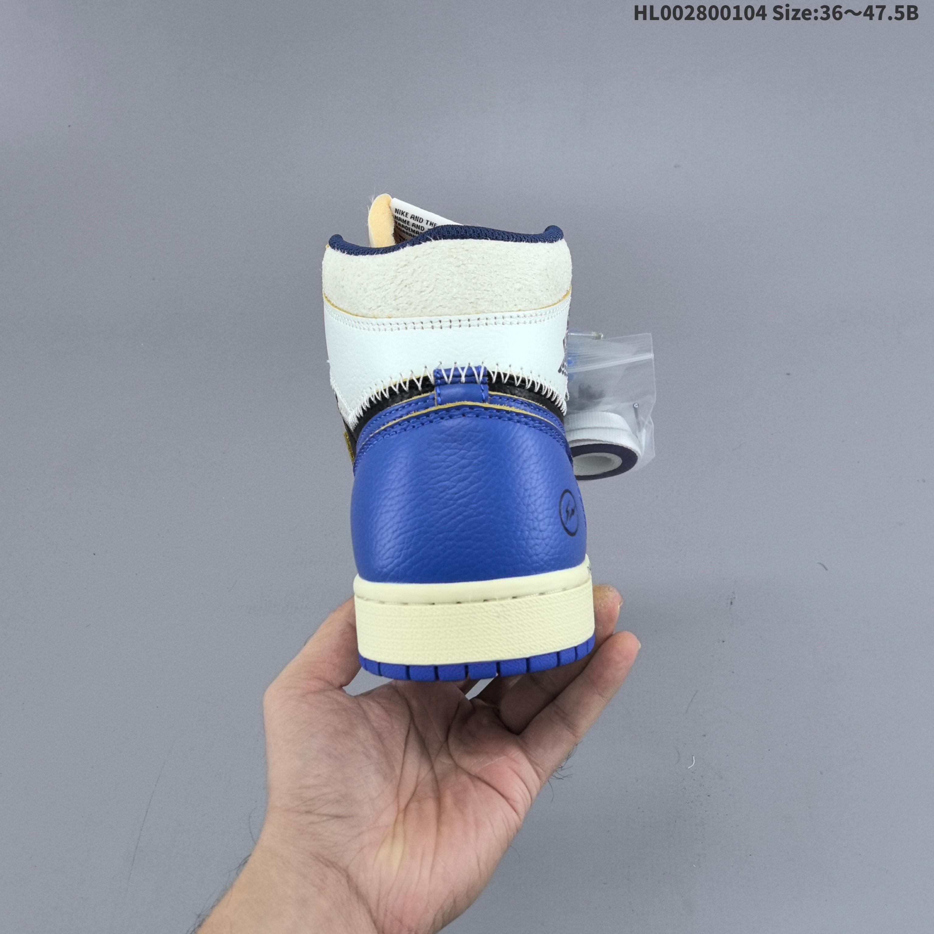 💰280
头层带半码
Union LA x Fragment Design x Air Jordan 1 Retro High OG "Sport Royal" 高帮 三方联名 藤原浩皇家蓝拼接 AJ1 乔丹1代 aj1 乔1 高邦 皇家蓝闪电拼接 乔丹篮球鞋系列 鞋身主体来自经典藤原浩的皇家蓝配色，蓝色鞋面搭配黑色框架覆盖层，鞋身两侧Swoosh Logo以皇家蓝点缀，鞋舌绣标上以蓝色Nike Swoosh Logo呈现，而鞋帮及后跟处则来自更受欢迎的灰色麂皮配色，Wings Logo采用黑色压印妆点，中间使用粗犷的缝纫方式连接，气质独特值得玩味。后跟位置呈现压印Fragment闪电Logo图案，中底部分印有"Chris" 、 "Hiroshi"和"SP26 "等字样，彰显鞋款的联名身份。鞋款中融入的Unionj标志性解构美学，如外露的泡沫鞋舌与明显的缝线等，更添几分复古风情。Union LA此番对配色的重塑更具巧思：通过加入视觉感鲜明的锯齿形缝线、自带复古质感的做旧毛边，再配上品牌专属的"UN/LA"标识，彰显联名身份，为这一经典鞋型注入了解构主义的全新风格。
货号：IO7847-001（2026.02发售）
尺码：36 36.5 37.5 38 38.5 39 40 40.5 41 42 42.5 43 44 44.5 45 46 47.5 HL002800104 Size:36～47.5B