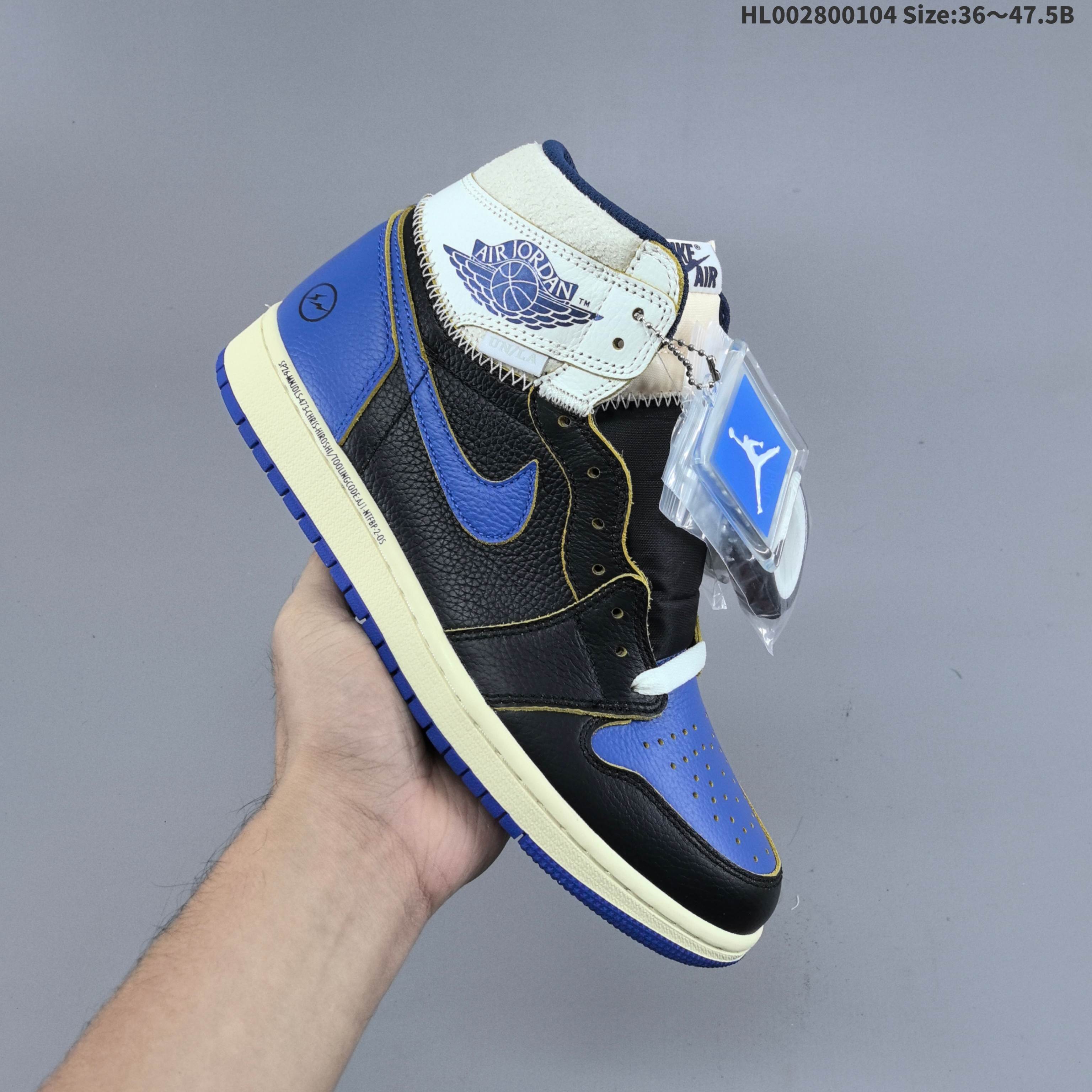💰280
头层带半码
Union LA x Fragment Design x Air Jordan 1 Retro High OG "Sport Royal" 高帮 三方联名 藤原浩皇家蓝拼接 AJ1 乔丹1代 aj1 乔1 高邦 皇家蓝闪电拼接 乔丹篮球鞋系列 鞋身主体来自经典藤原浩的皇家蓝配色，蓝色鞋面搭配黑色框架覆盖层，鞋身两侧Swoosh Logo以皇家蓝点缀，鞋舌绣标上以蓝色Nike Swoosh Logo呈现，而鞋帮及后跟处则来自更受欢迎的灰色麂皮配色，Wings Logo采用黑色压印妆点，中间使用粗犷的缝纫方式连接，气质独特值得玩味。后跟位置呈现压印Fragment闪电Logo图案，中底部分印有"Chris" 、 "Hiroshi"和"SP26 "等字样，彰显鞋款的联名身份。鞋款中融入的Unionj标志性解构美学，如外露的泡沫鞋舌与明显的缝线等，更添几分复古风情。Union LA此番对配色的重塑更具巧思：通过加入视觉感鲜明的锯齿形缝线、自带复古质感的做旧毛边，再配上品牌专属的"UN/LA"标识，彰显联名身份，为这一经典鞋型注入了解构主义的全新风格。
货号：IO7847-001（2026.02发售）
尺码：36 36.5 37.5 38 38.5 39 40 40.5 41 42 42.5 43 44 44.5 45 46 47.5 HL002800104 Size:36～47.5B