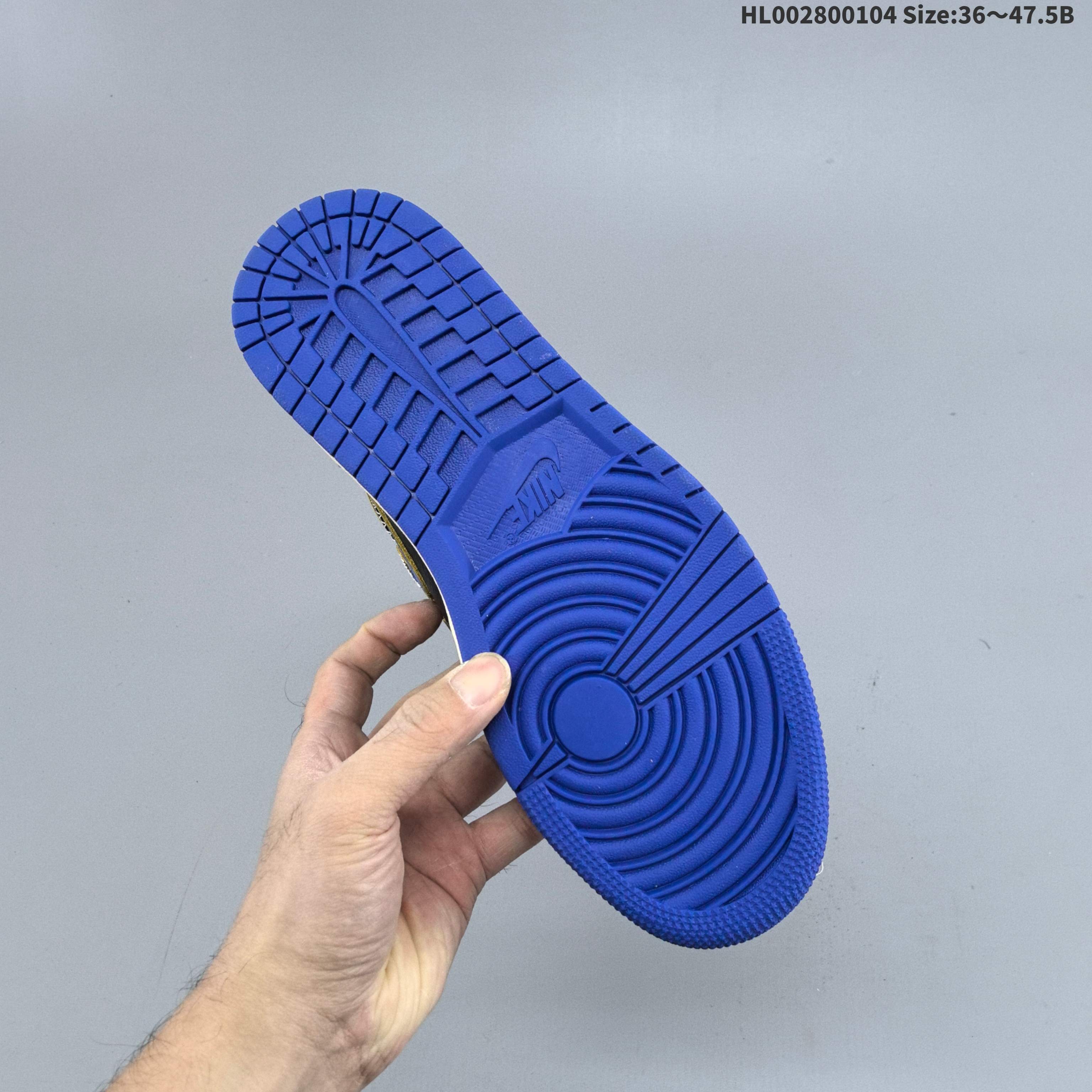 💰280
头层带半码
Union LA x Fragment Design x Air Jordan 1 Retro High OG "Sport Royal" 高帮 三方联名 藤原浩皇家蓝拼接 AJ1 乔丹1代 aj1 乔1 高邦 皇家蓝闪电拼接 乔丹篮球鞋系列 鞋身主体来自经典藤原浩的皇家蓝配色，蓝色鞋面搭配黑色框架覆盖层，鞋身两侧Swoosh Logo以皇家蓝点缀，鞋舌绣标上以蓝色Nike Swoosh Logo呈现，而鞋帮及后跟处则来自更受欢迎的灰色麂皮配色，Wings Logo采用黑色压印妆点，中间使用粗犷的缝纫方式连接，气质独特值得玩味。后跟位置呈现压印Fragment闪电Logo图案，中底部分印有"Chris" 、 "Hiroshi"和"SP26 "等字样，彰显鞋款的联名身份。鞋款中融入的Unionj标志性解构美学，如外露的泡沫鞋舌与明显的缝线等，更添几分复古风情。Union LA此番对配色的重塑更具巧思：通过加入视觉感鲜明的锯齿形缝线、自带复古质感的做旧毛边，再配上品牌专属的"UN/LA"标识，彰显联名身份，为这一经典鞋型注入了解构主义的全新风格。
货号：IO7847-001（2026.02发售）
尺码：36 36.5 37.5 38 38.5 39 40 40.5 41 42 42.5 43 44 44.5 45 46 47.5 HL002800104 Size:36～47.5B