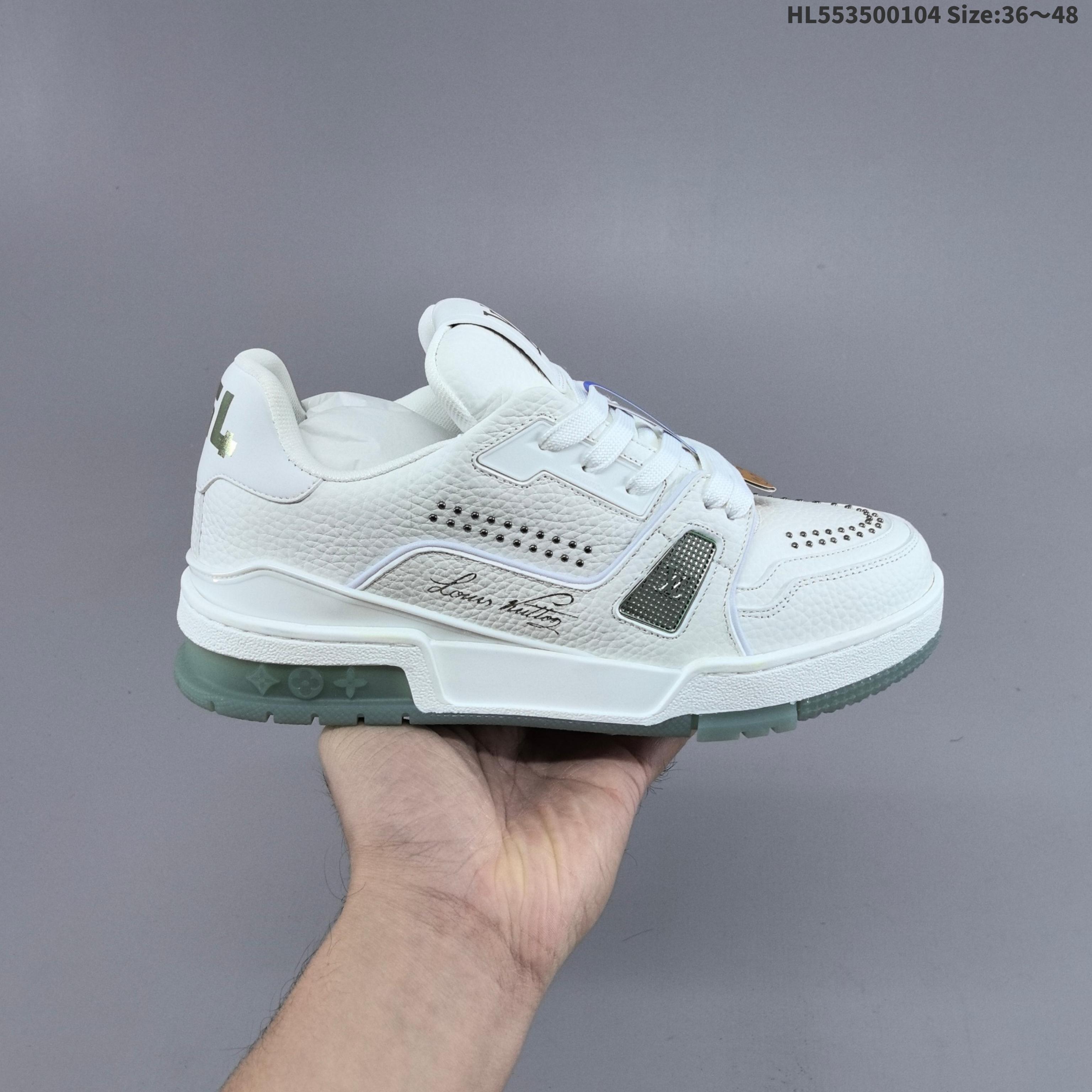集合 公司级!LV ARCH LIGHT SNEAKER路易威登板鞋 时尚运动鞋潮厚底增高女鞋.舒适防滑底和百搭性霸屏整个时尚娱乐圈,细节调整完美主义!采用柔软皮革拼接鞋面,独家开模大底, 侧边采用3D打印标志性Logo 尽显贵族时尚气息,配带正品全套包装.全新LV路易威登Louis vuitton Trainer Sneaker Low 休闲运动文化百搭板鞋. 编码:HL553500104