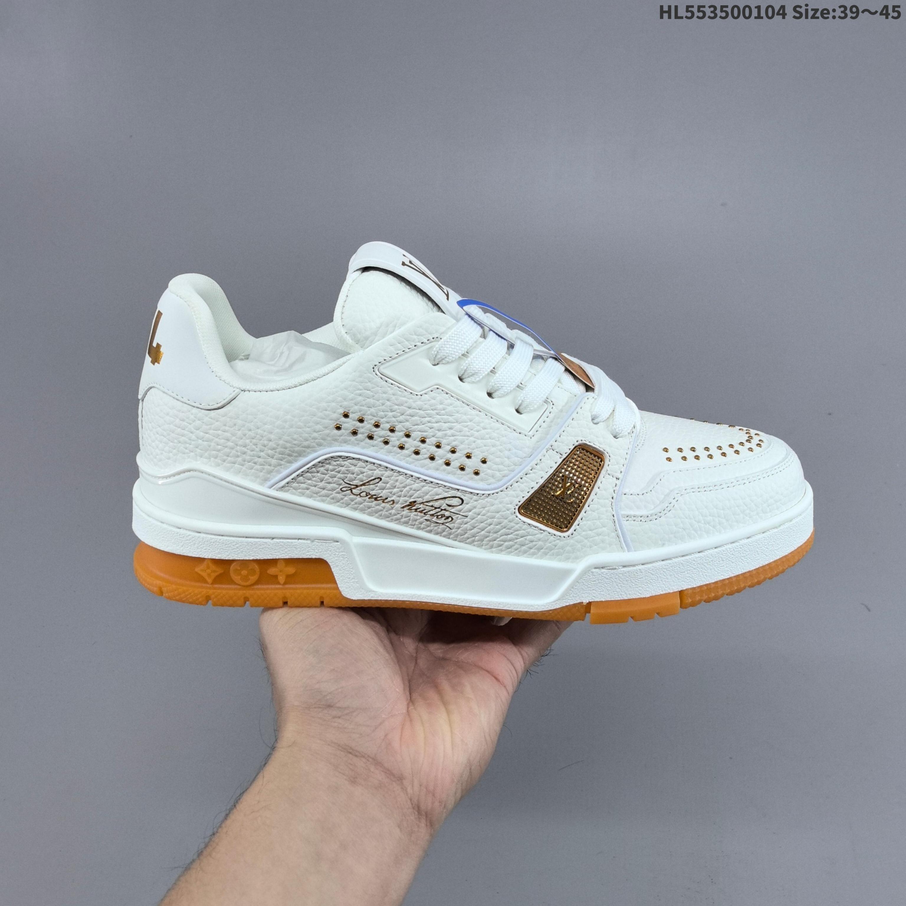 公司级!LV ARCH LIGHT SNEAKER路易威登板鞋 时尚运动鞋潮厚底增高女鞋.舒适防滑底和百搭性霸屏整个时尚娱乐圈,细节调整完美主义!采用柔软皮革拼接鞋面,独家开模大底, 侧边采用3D打印标志性Logo 尽显贵族时尚气息,配带正品全套包装.全新LV路易威登Louis vuitton Trainer Sneaker Low 休闲运动文化百搭板鞋. 编码:HL553500104