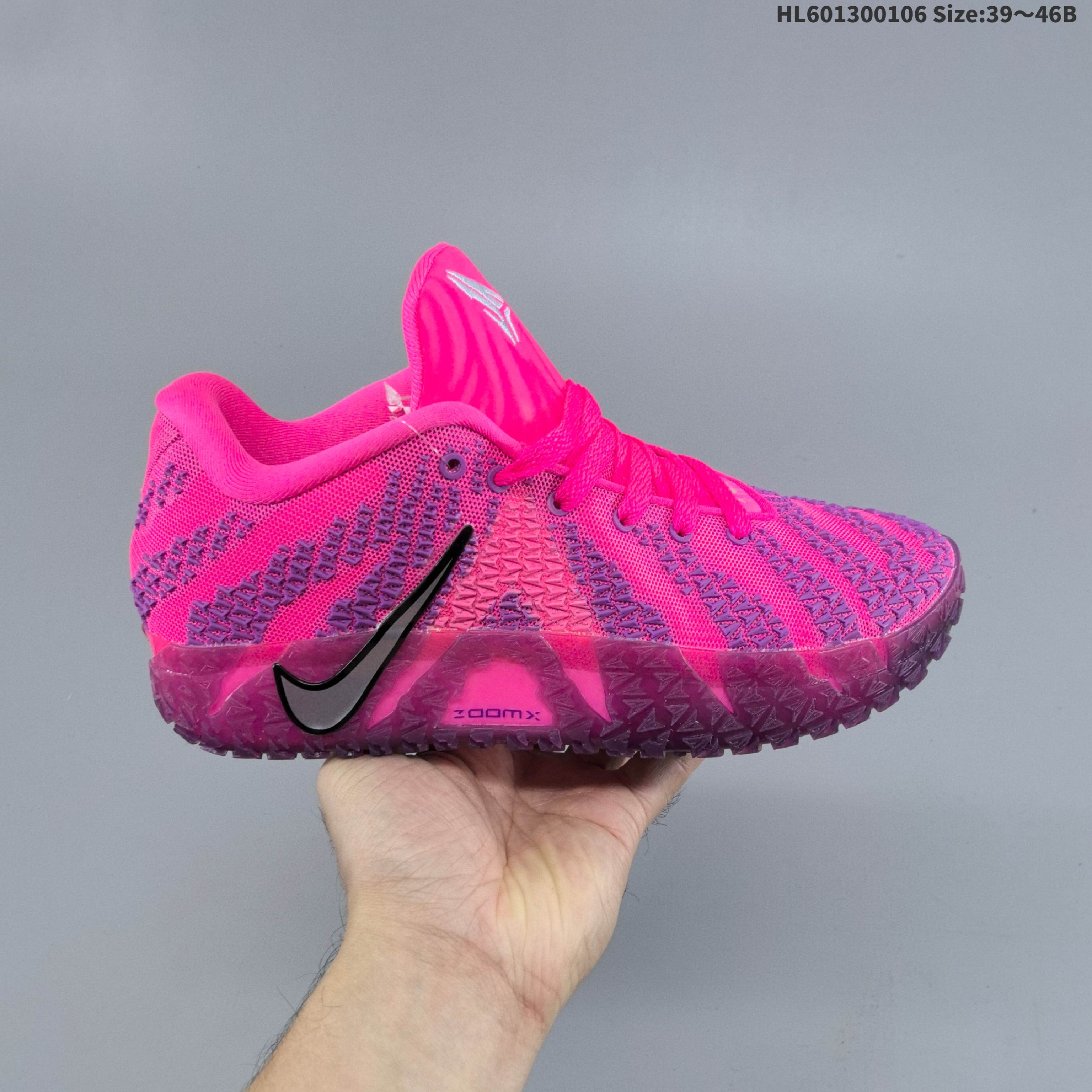 Nike Ja 3 "Hustle & Flow" 耐克 莫兰特3代 低帮 蓝黄鸳鸯 海外版 舒适耐用防滑耐磨低邦篮球鞋 鞋款选用鸳鸯配色,一只鞋是炽热的金橙色,搭配鲜红鞋带.另一只则是冷峻的板岩蓝,点缀着薰衣草紫色细节与伏特绿.这种不对称组合,彰显了鞋款的态度,十分醒目.两只鞋都在鞋头附近压印有莫兰特的"1MT"个人标识,细看后跟,会看到醒目的"TWELVE"刺绣,彰显着个人身份.而Ja的Logo标志则出现在鞋舌以及鞋垫等多个部位,彰显出这款鞋的独特身份与个性魅力;伴随ZoomXx应用场景越来 越广泛,也使得Nike JA系列鞋款首次搭载全掌ZoomXs完善中底设定,外底纹路由类似迷你JA标志组成,保障耐磨和抓地力,外底还刻有莫兰特球衣背号"1-2"和经典语录: "A happy Ja is a scary Ja"和"I'm not even worried about proving them wrong",处处彰显着他的态度. 货号:HF2794-600 HL601300106 B