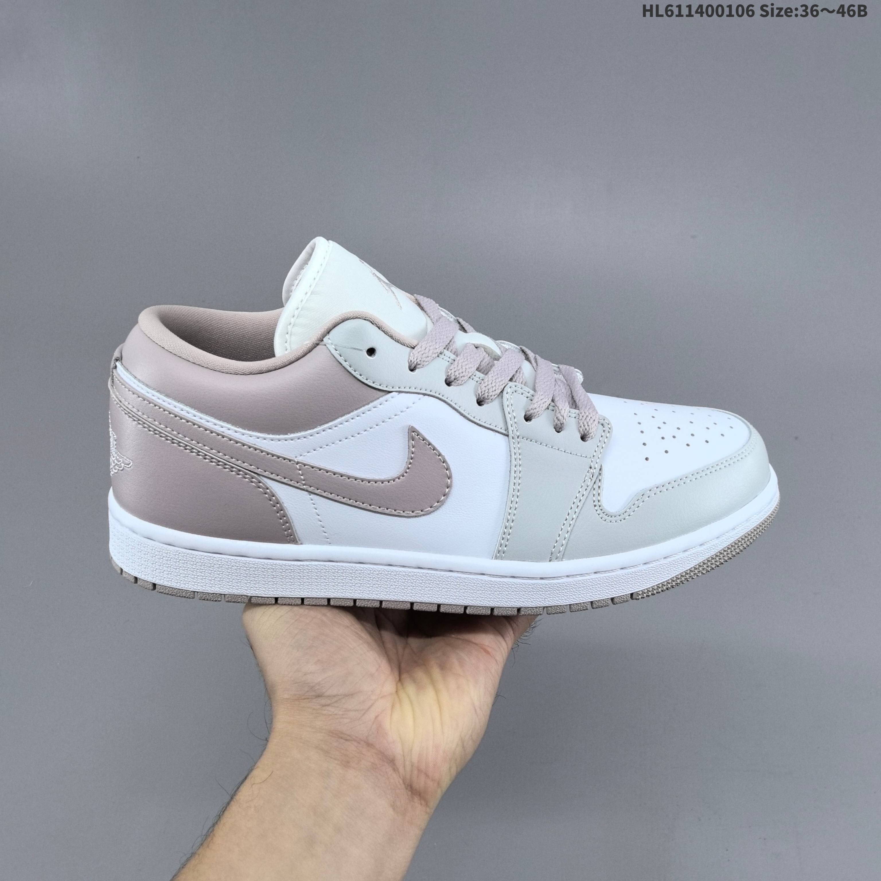 Air Jordan 1 Low "Sail Lgloo" 低帮 米白绿 AJ1 乔丹1代 aj1 乔1 低邦 米白蒂芙尼 男女同款 乔丹篮球鞋系列 正值Air Jordan 1系列问世40周年之际,Jordan Brand不断推出新颖别致的设计,为该系列再添光彩;采用简约而不失格调的设计,这款球鞋以清爽的白色皮革为基底,搭配米白色皮革框架覆盖层,鞋身两侧Swoosh Logo采用柔和淡雅的冰绿色点缀,整体颜值在线;鞋舌上Jumpcman Logo和后跟Wings Logo标志均以这种柔和的冰绿色呈现,为整体增添了一抹雅致;同时,帆白配色的中底更是将复古韵味与现代风尚完美融合,最后再以冰绿色橡胶外底完善整体设计收尾. 货号:DC0774-606HL611400106 B