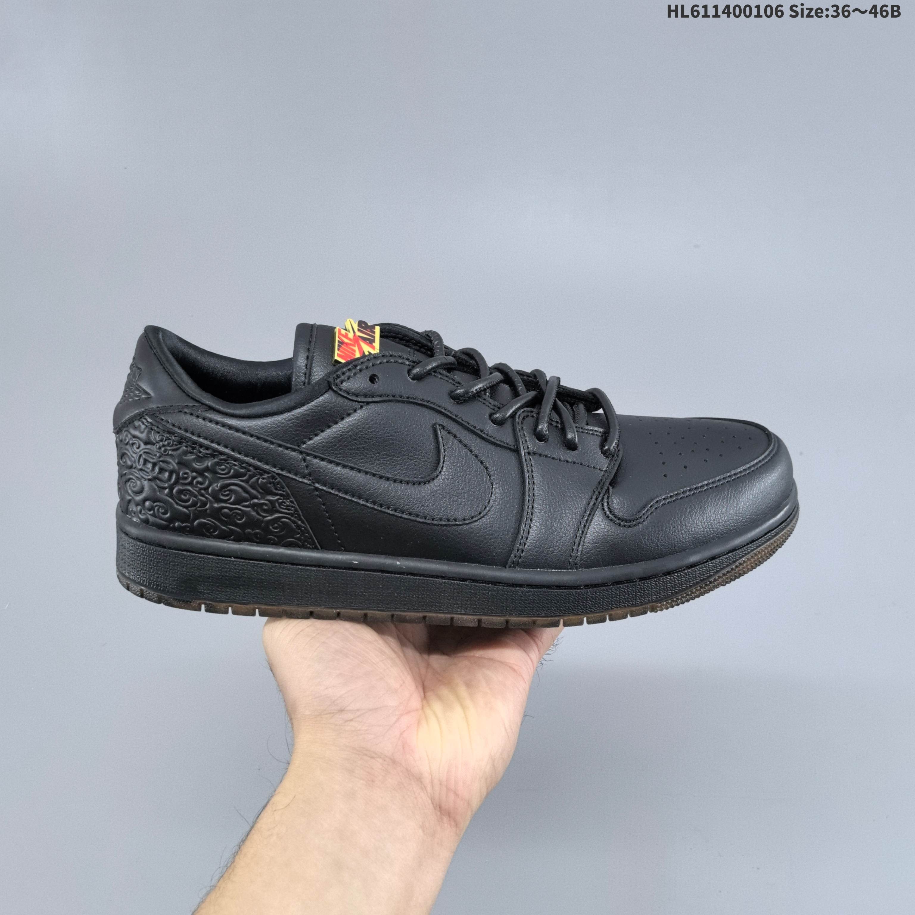 Air Jordan 1 Low "Sail Lgloo" 低帮 米白绿 AJ1 乔丹1代 aj1 乔1 低邦 米白蒂芙尼 男女同款 乔丹篮球鞋系列 正值Air Jordan 1系列问世40周年之际,Jordan Brand不断推出新颖别致的设计,为该系列再添光彩;采用简约而不失格调的设计,这款球鞋以清爽的白色皮革为基底,搭配米白色皮革框架覆盖层,鞋身两侧Swoosh Logo采用柔和淡雅的冰绿色点缀,整体颜值在线;鞋舌上Jumpcman Logo和后跟Wings Logo标志均以这种柔和的冰绿色呈现,为整体增添了一抹雅致;同时,帆白配色的中底更是将复古韵味与现代风尚完美融合,最后再以冰绿色橡胶外底完善整体设计收尾. 货号:DC0774-606HL611400106 B