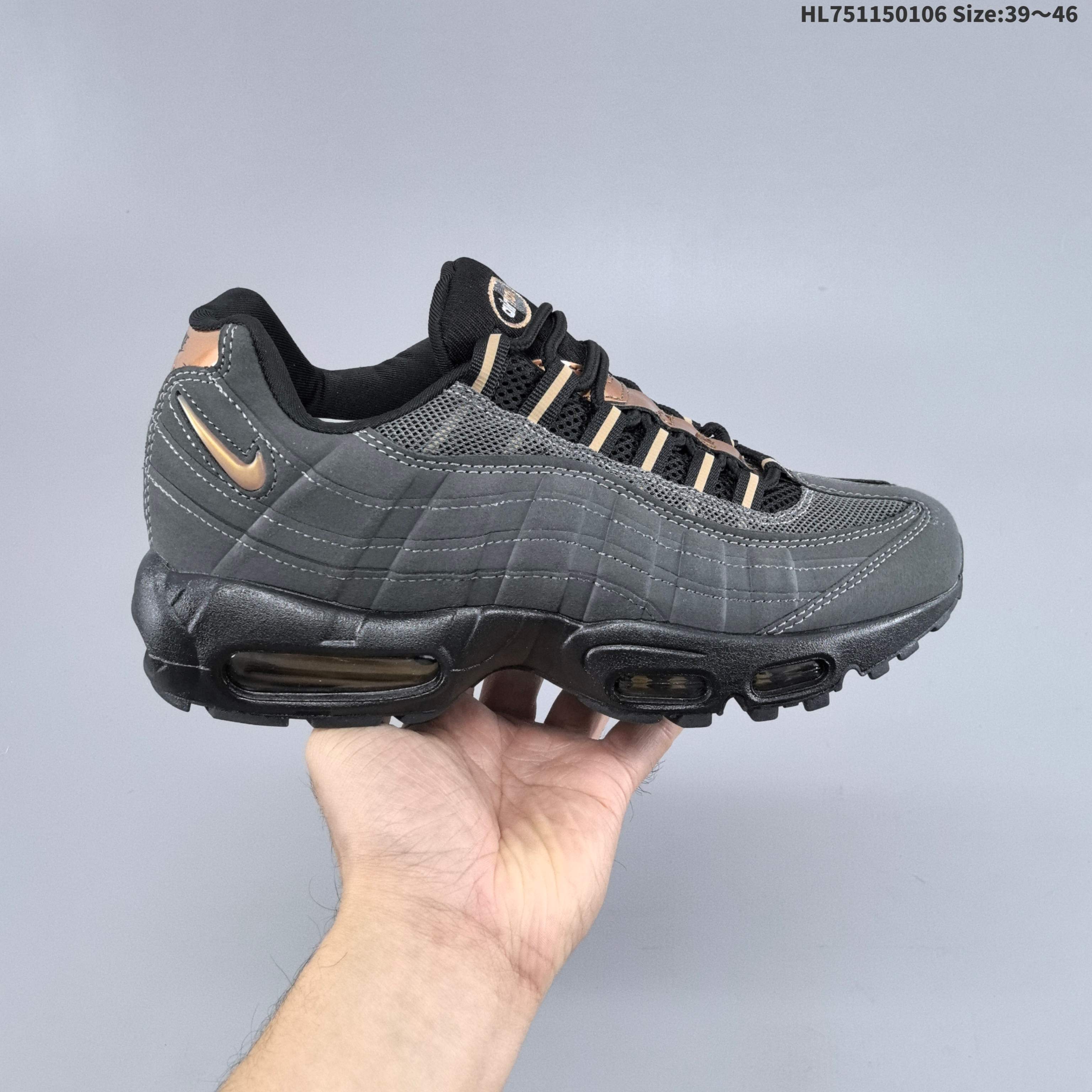 Nike Air Max 95 OG 耐克 Max 95 低帮 复刻灰粉色 舒适百搭防滑耐磨低邦生活休闲鞋 此次联名是Nike SB为庆祝Air Max 95诞生30周年打造,鞋身以皮革、网眼材质拼接打造,营造出丰富的层次感;鞋款配色以灰色色调为主,相比亮色"仙人掌花"更添一丝稳重,以灰色网眼布为基底,侧边皮革面板呈现从灰色到深灰色的渐变效果,鞋头部分采用黑色皮革材质;粉色的织带鞋带环、同色系鞋舌徽章,以及鞋领处的粉色迷你Swoosh Logo标志增添了温暖质感,中央条纹则带有反光效果.黑色中底搭配透明色调的可视气垫单元,其双色外底有点小惊喜 —— 前掌为橡胶材质,鞋底印有木纹图案,最后,后跟处压印的"NIKE SB AIR"品牌标识进一步确认了其SB跨界身份. 货号:HQ6457 001HL751150106
